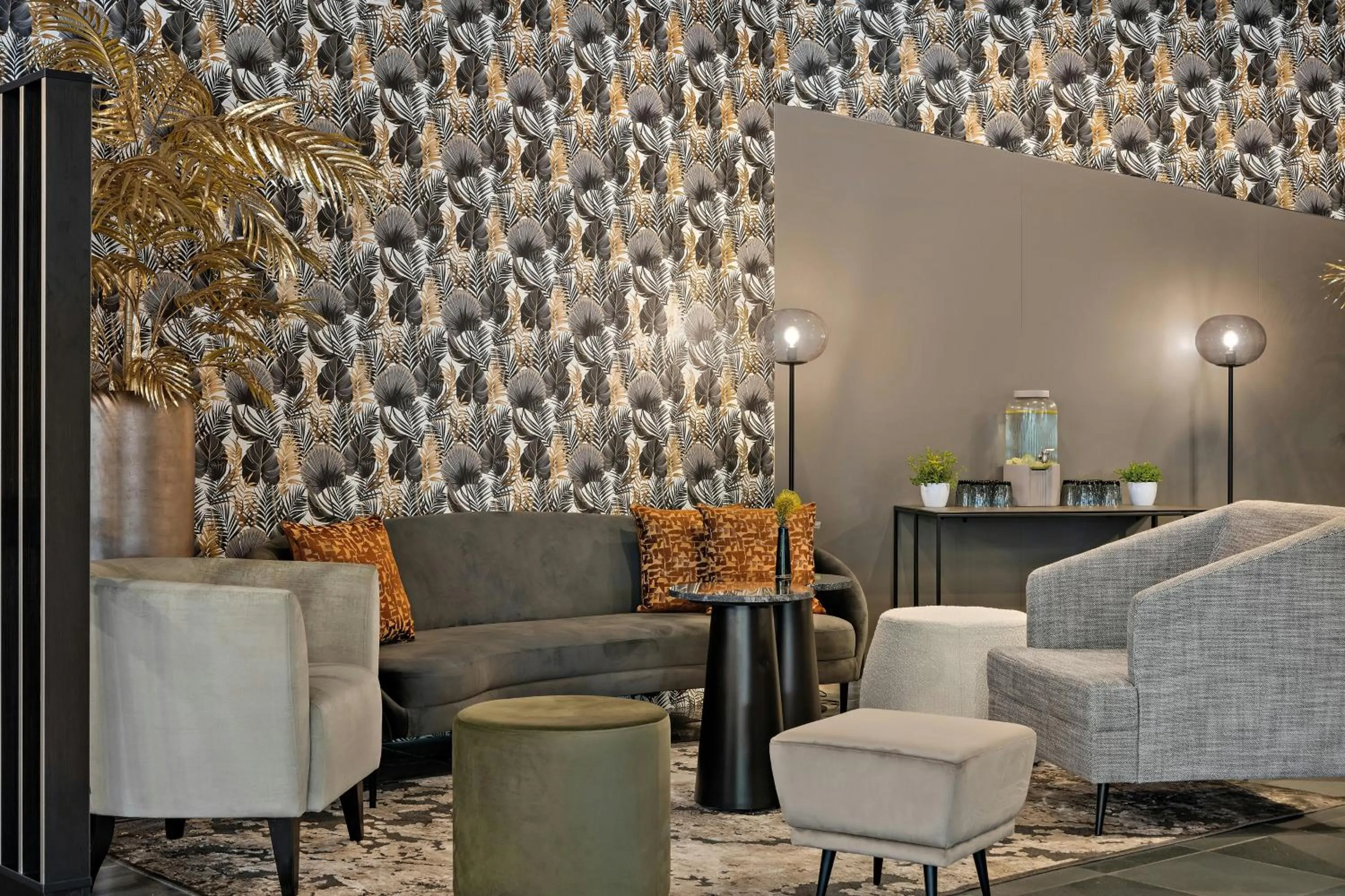 Lobby or reception in Leonardo Hotel Mainz