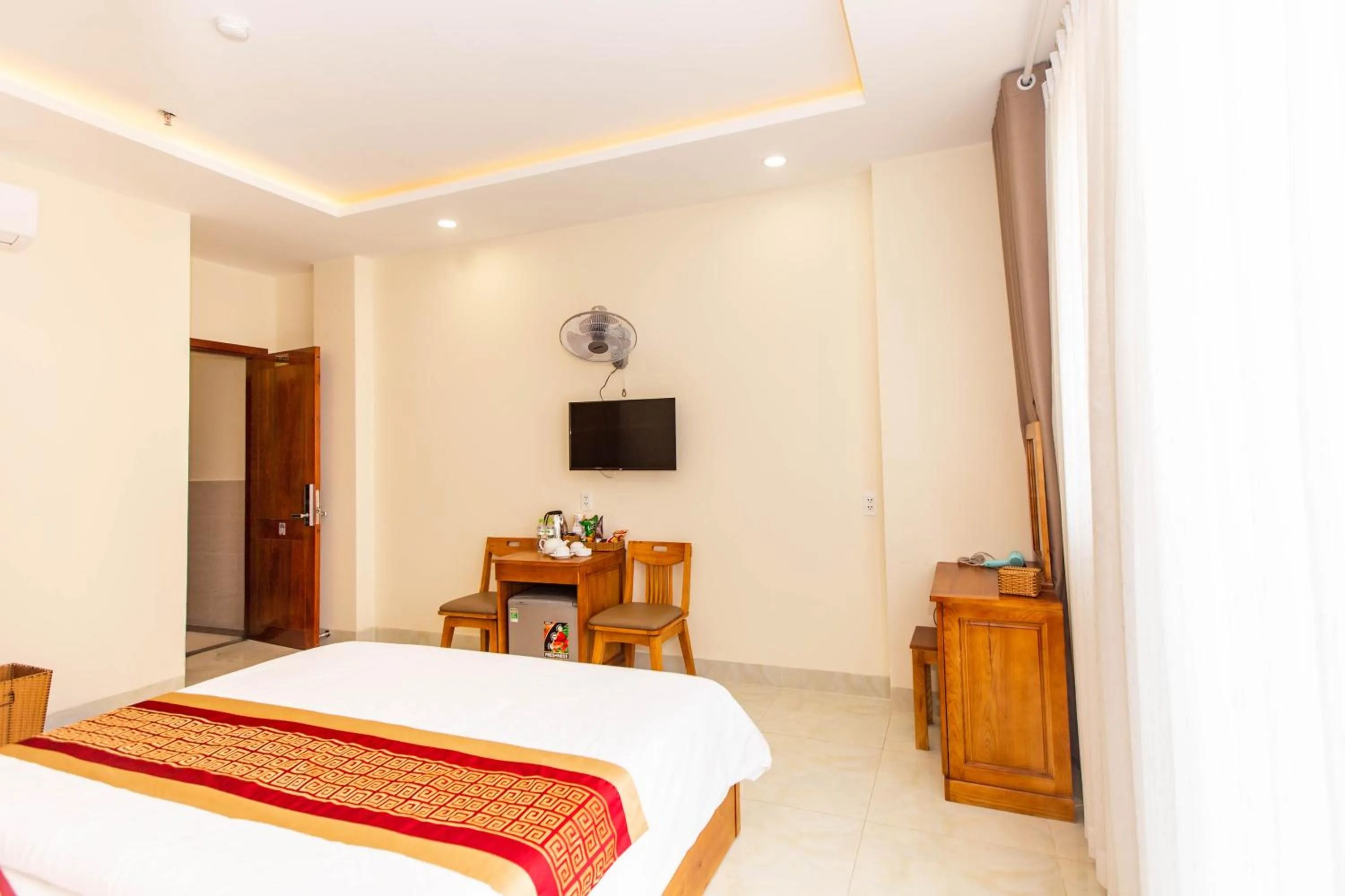 Communal lounge/ TV room, Bed in Dong Do Airport Hotel