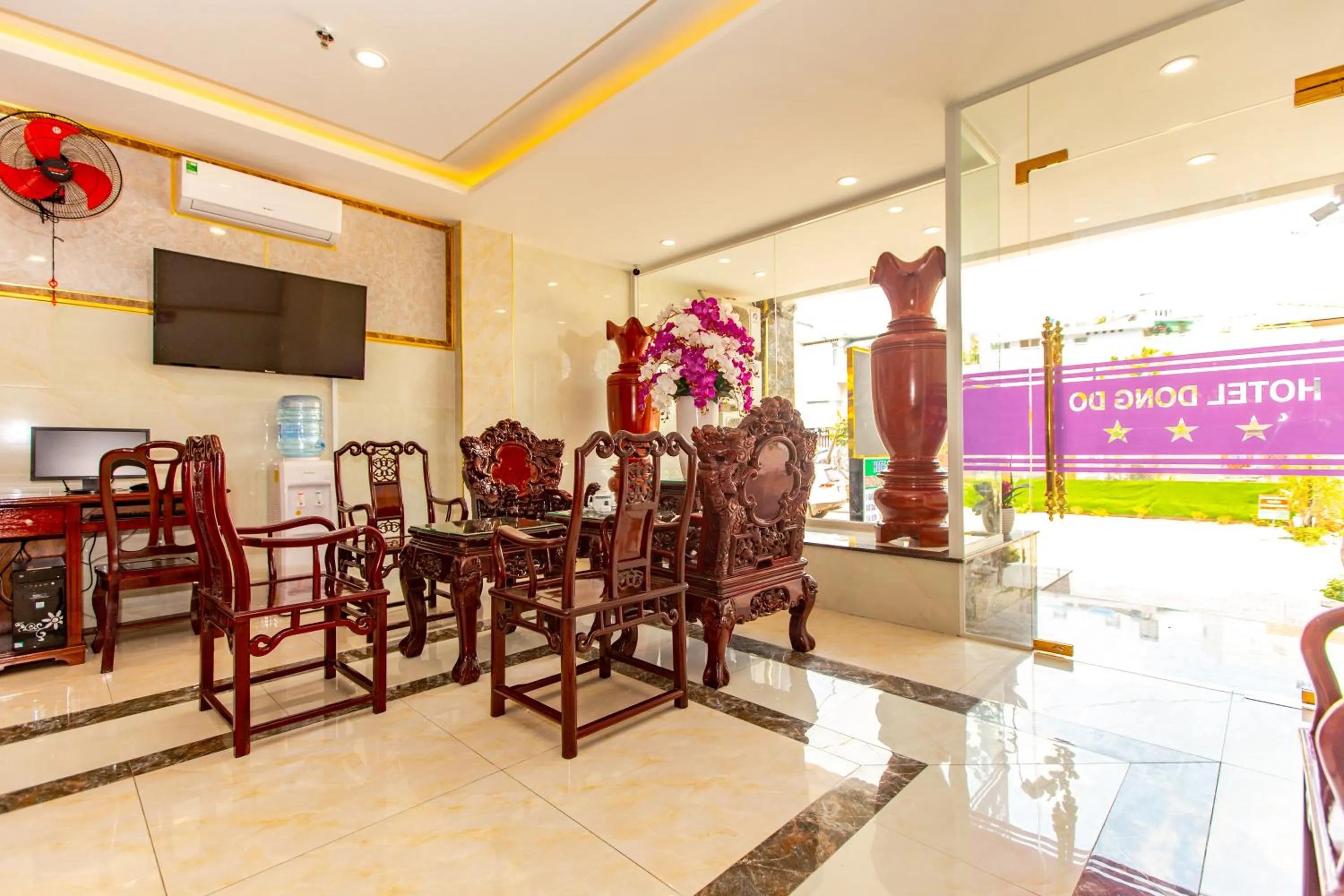 Communal lounge/ TV room in Dong Do Airport Hotel