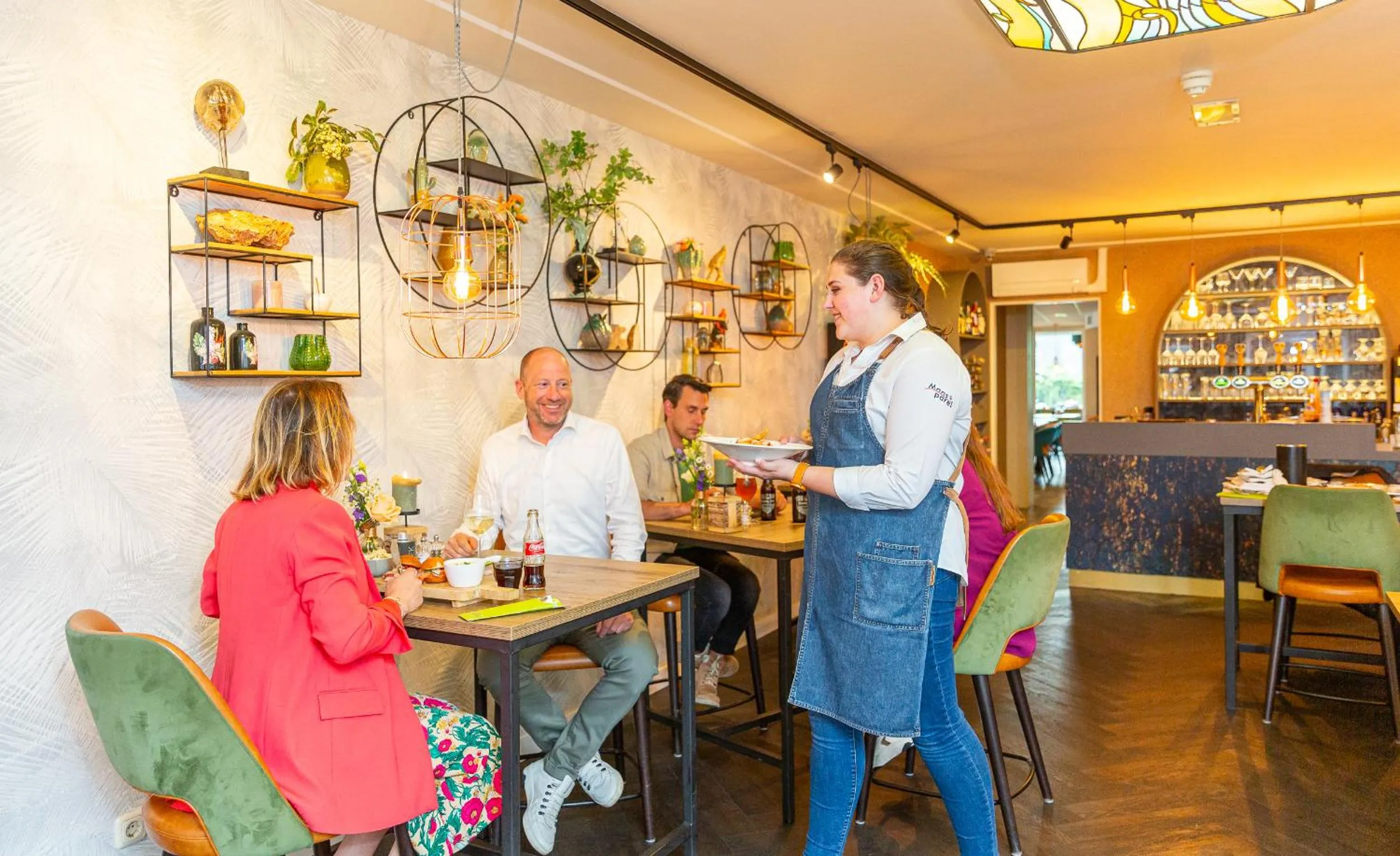 Restaurant/places to eat in De Maasparel Nextdoor Maassuites