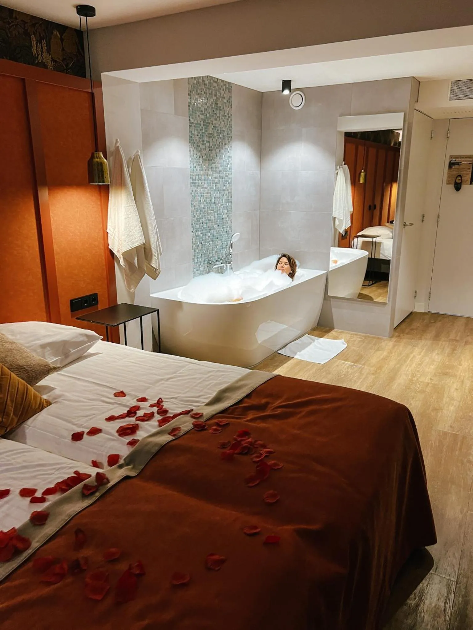 Bathroom, Bed in De Maasparel Nextdoor Maassuites