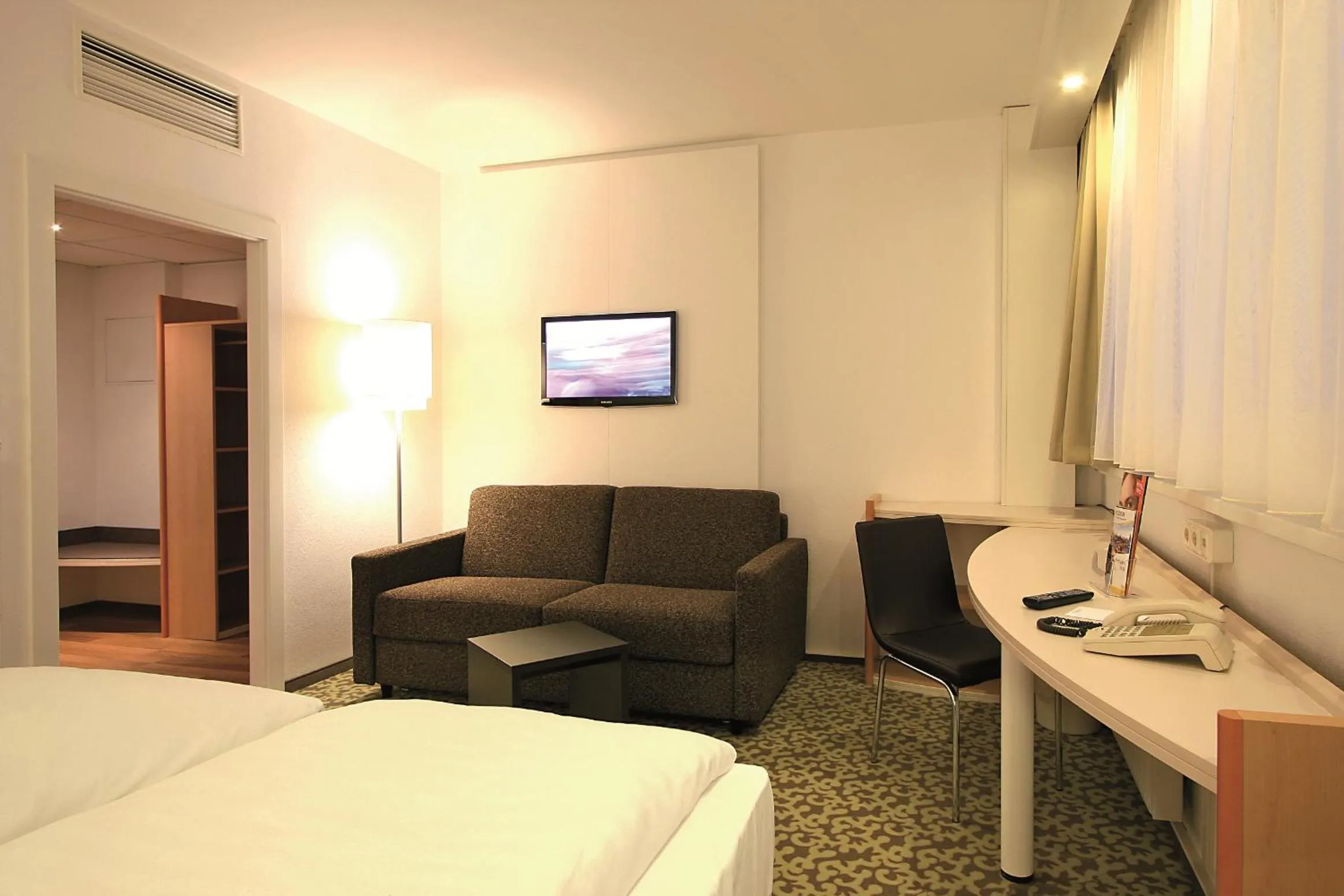 Seating area, Bed in ibis Dresden Zentrum