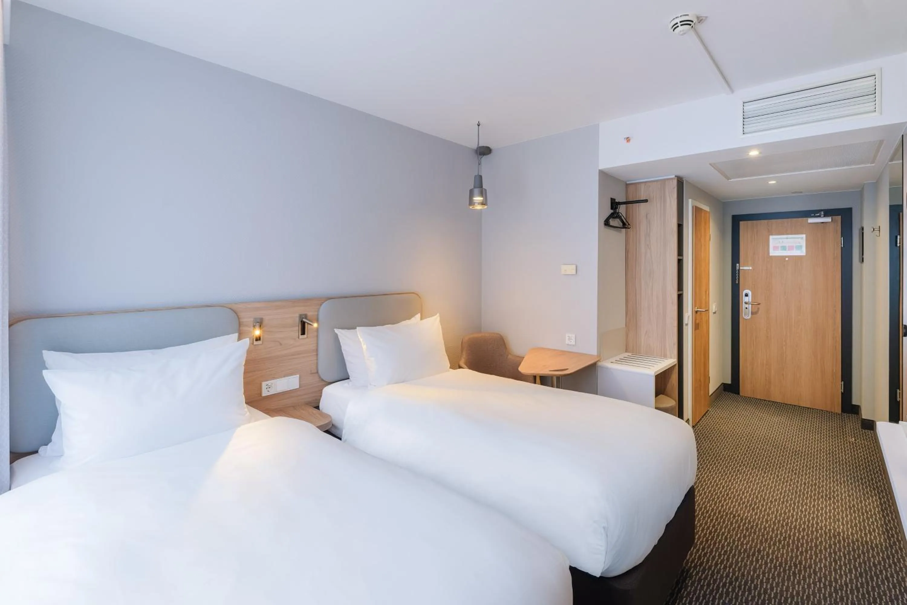 Photo of the whole room, Bed in Holiday Inn Express Dresden Zentrum by IHG