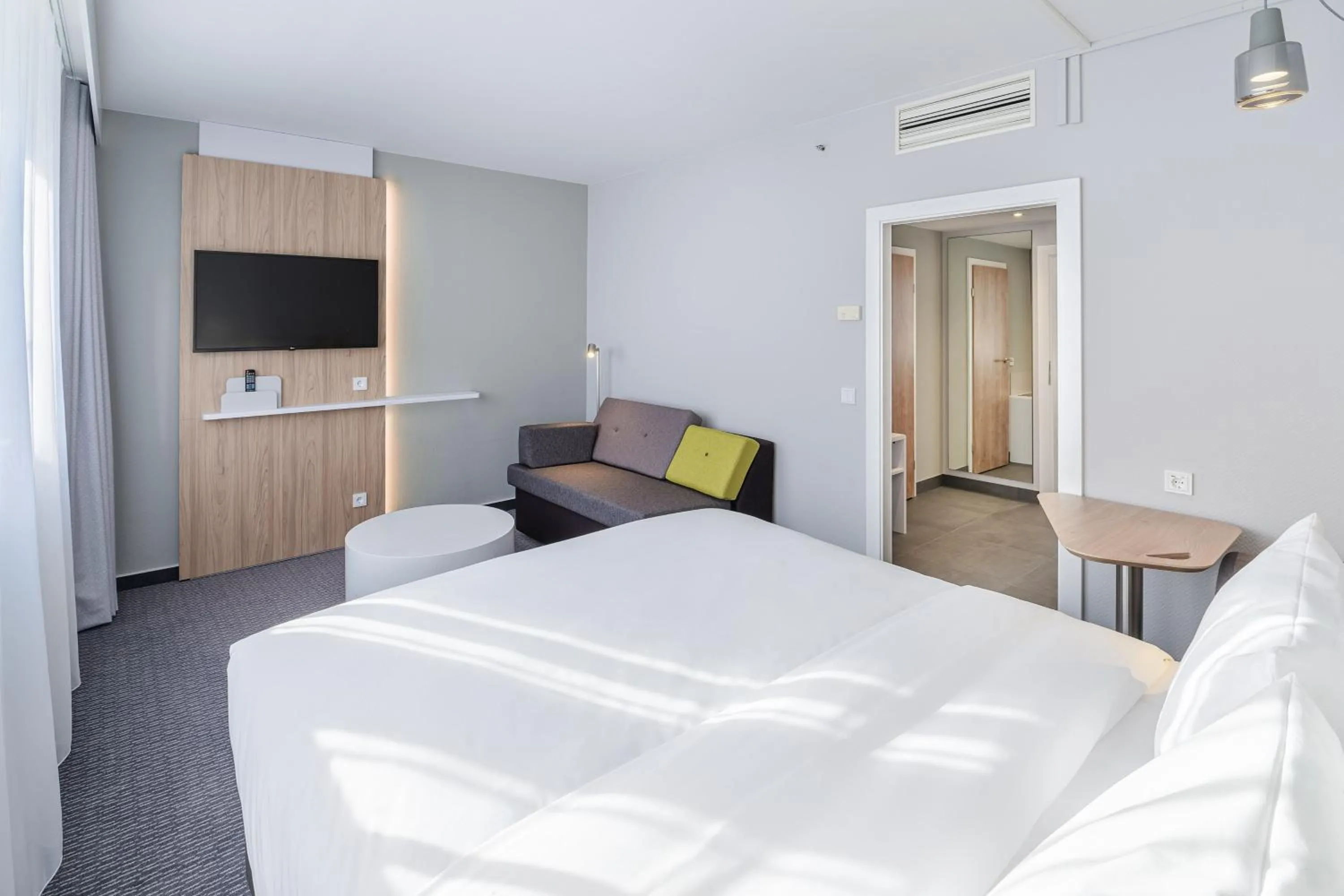 Photo of the whole room, Bed in Holiday Inn Express Dresden Zentrum by IHG