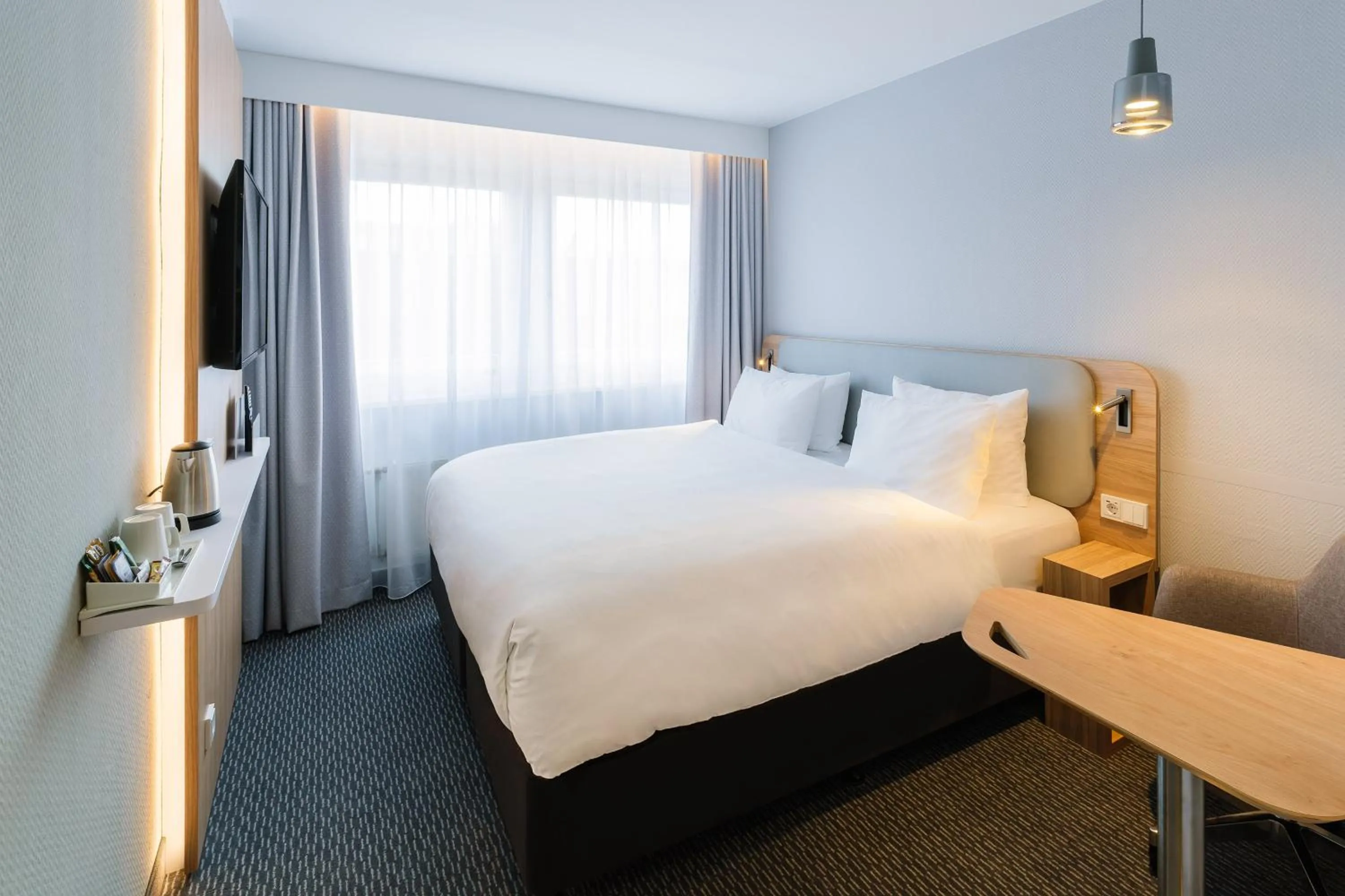 Photo of the whole room, Bed in Holiday Inn Express Dresden Zentrum by IHG