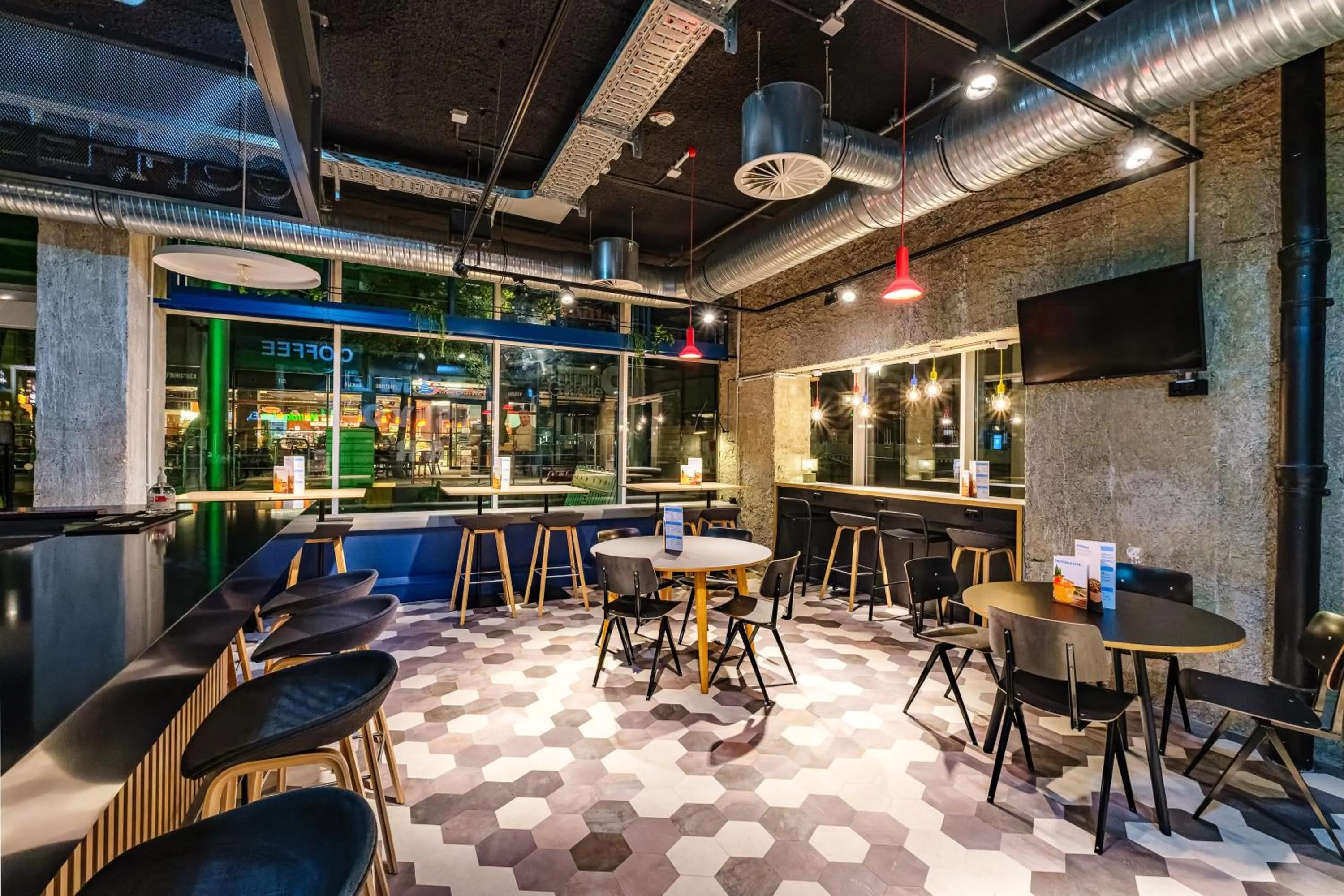 Lounge or bar in Holiday Inn Express Dresden Zentrum by IHG