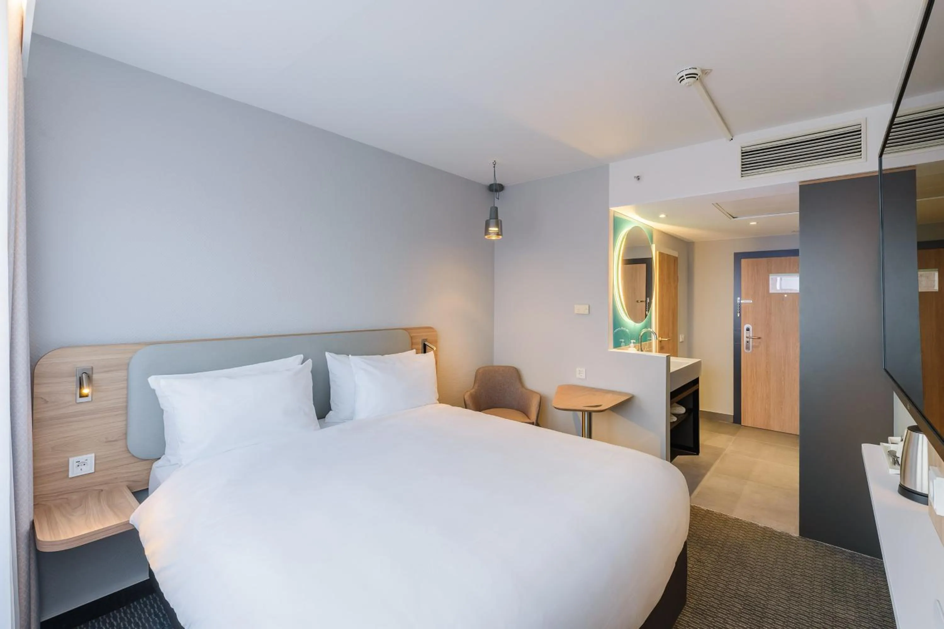 Photo of the whole room, Bed in Holiday Inn Express Dresden Zentrum by IHG