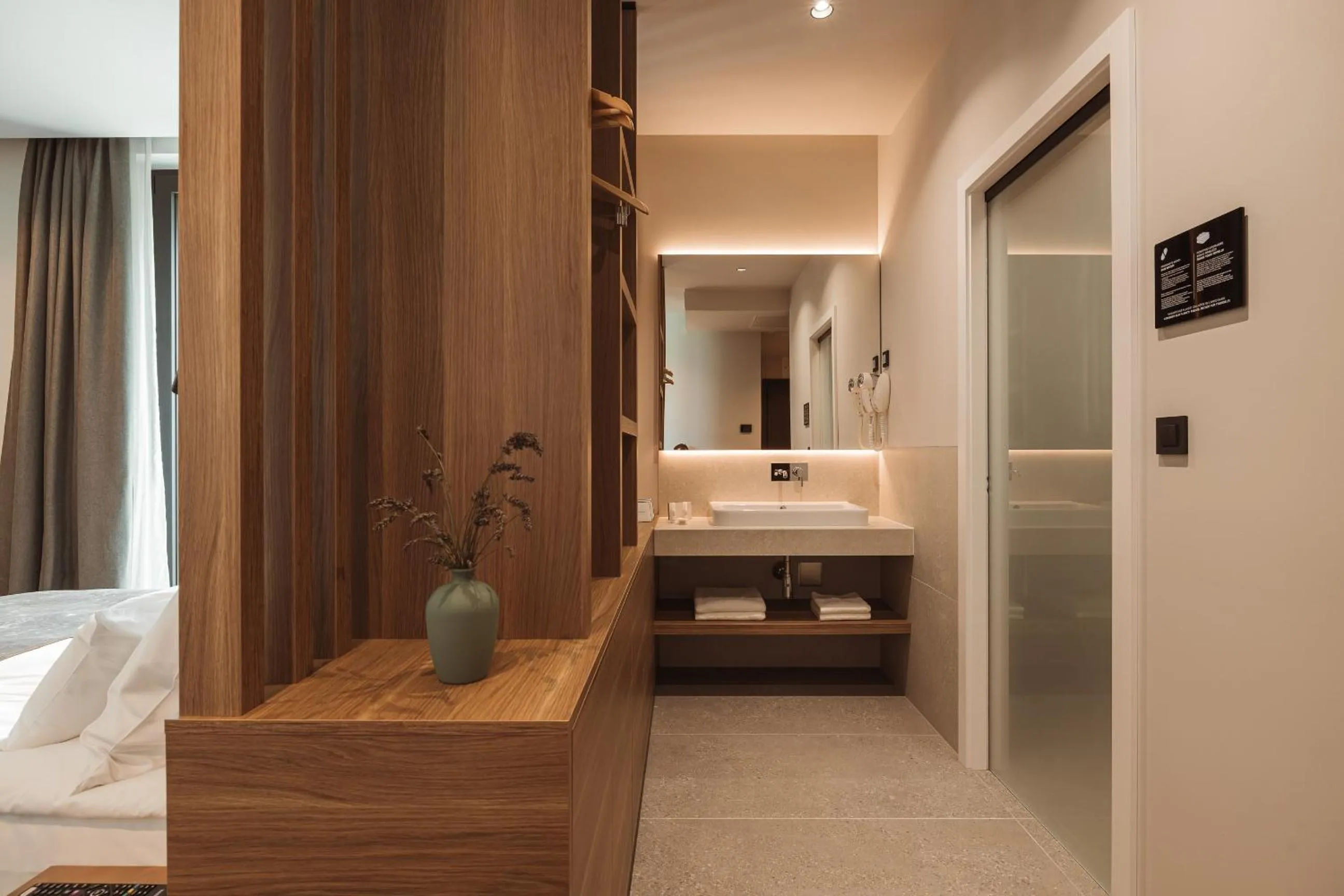 Bathroom, Bed in Hotel Grof