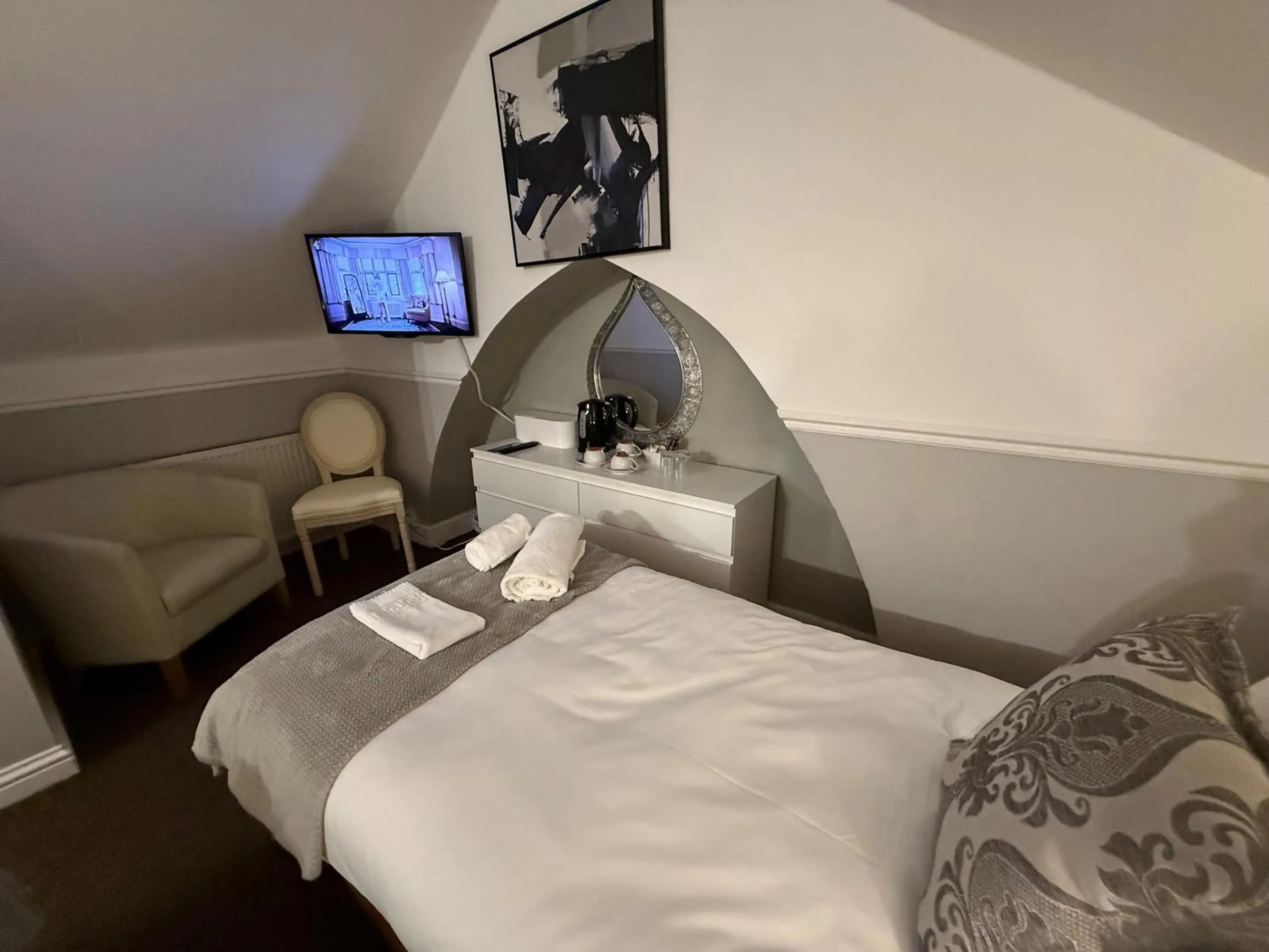 Bedroom, Bed in Central Hotel