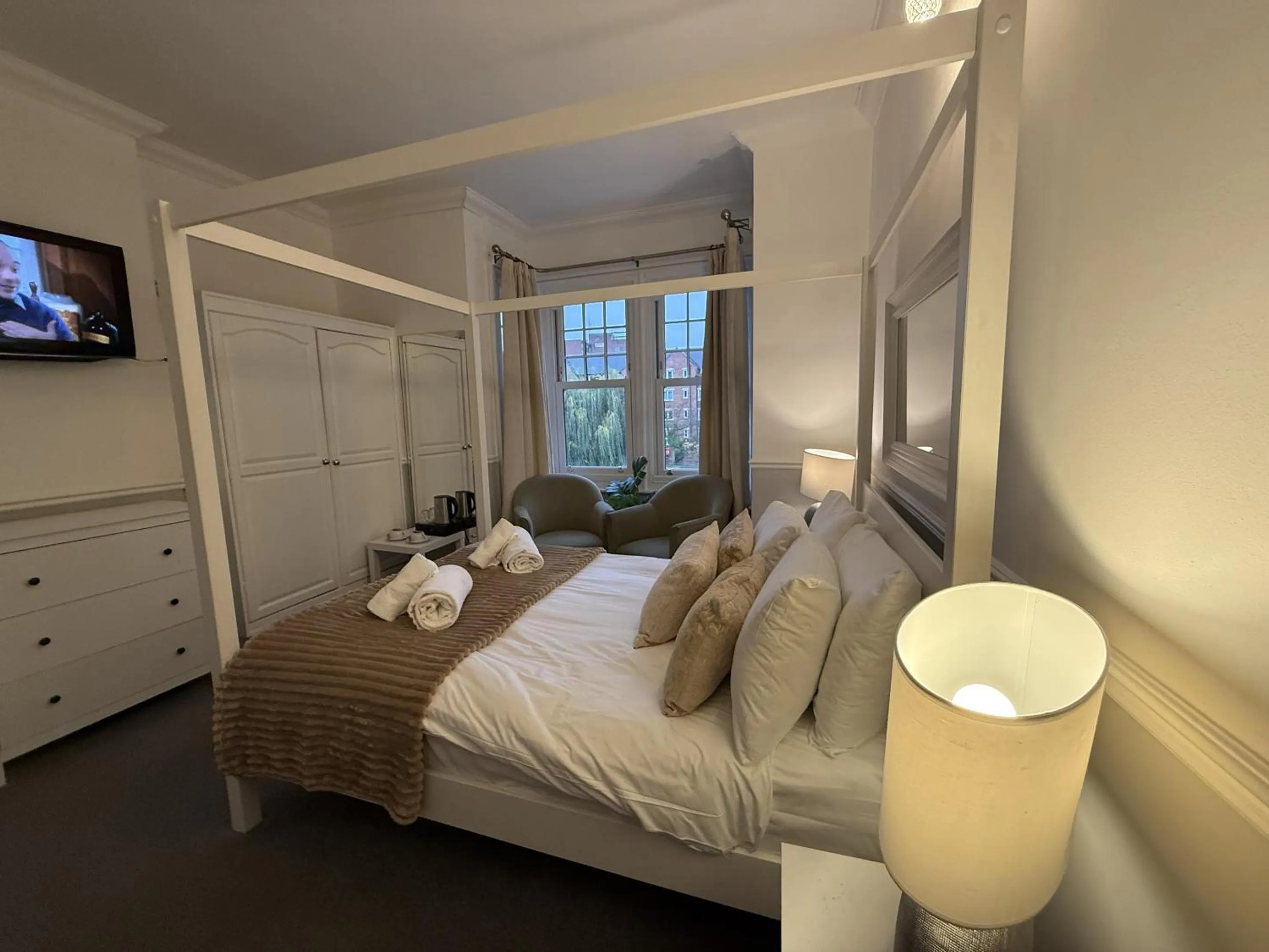 Bedroom, Bed in Central Hotel