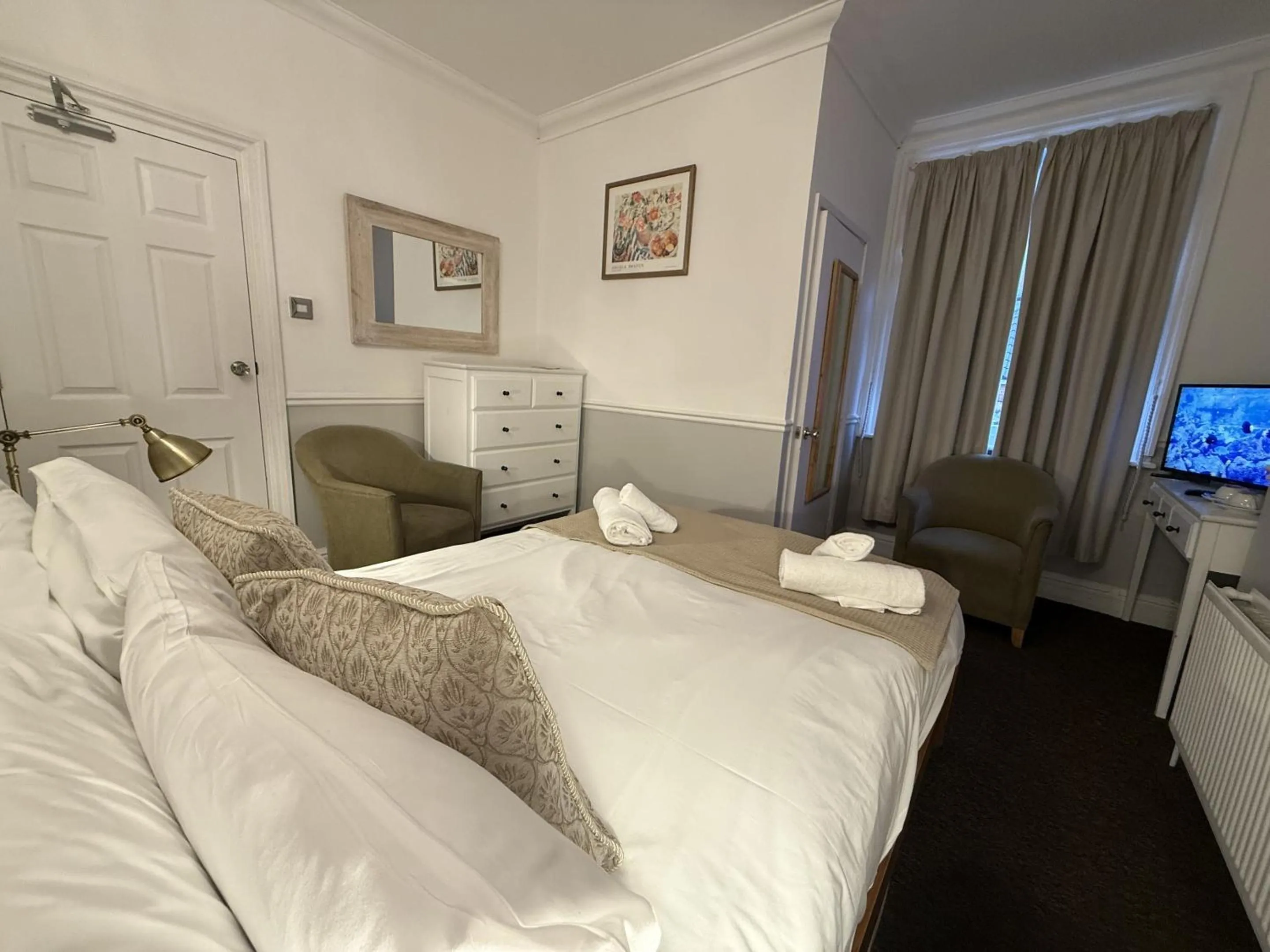 Bedroom, Bed in Central Hotel