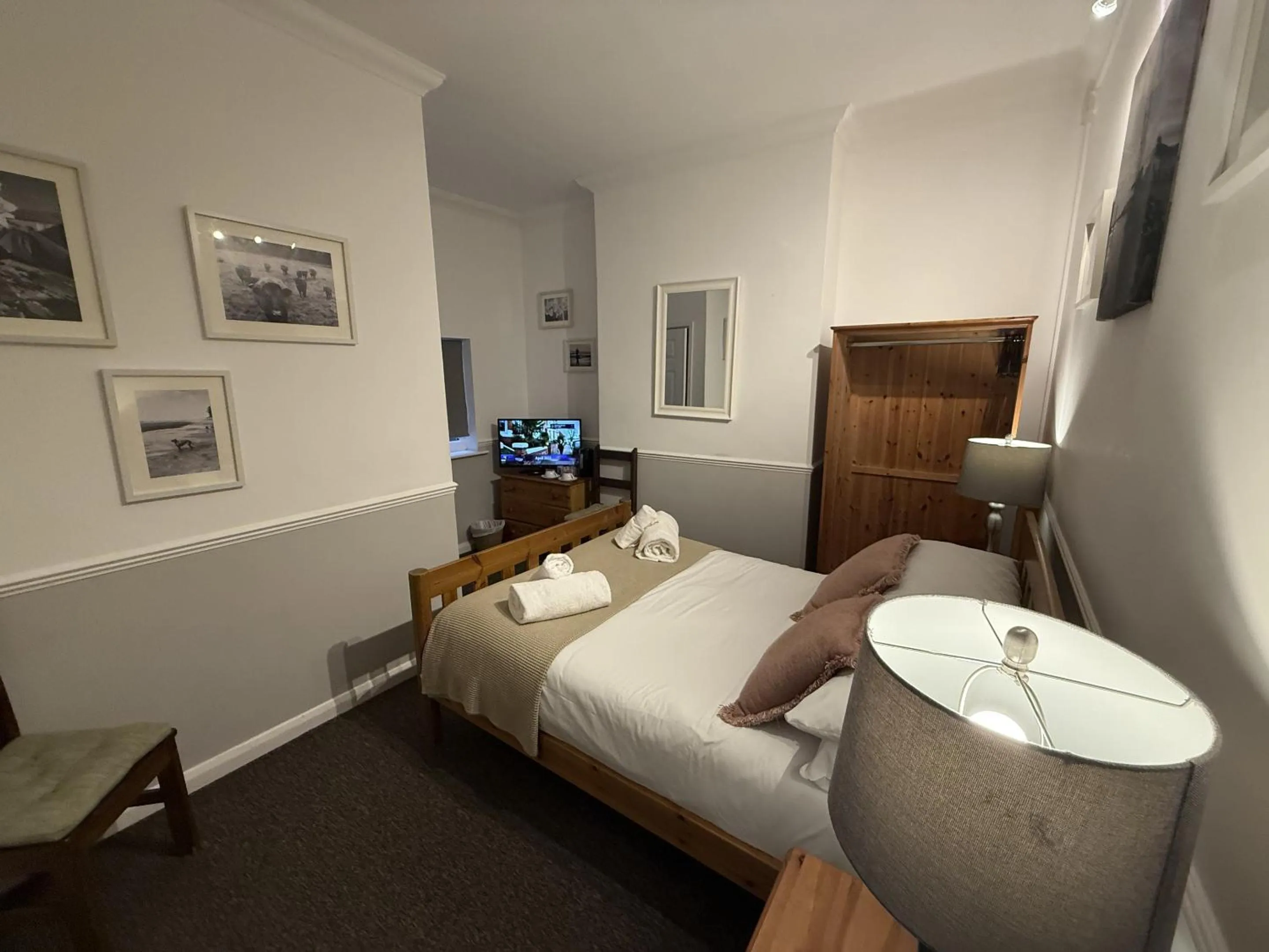 Bedroom, Bed in Central Hotel