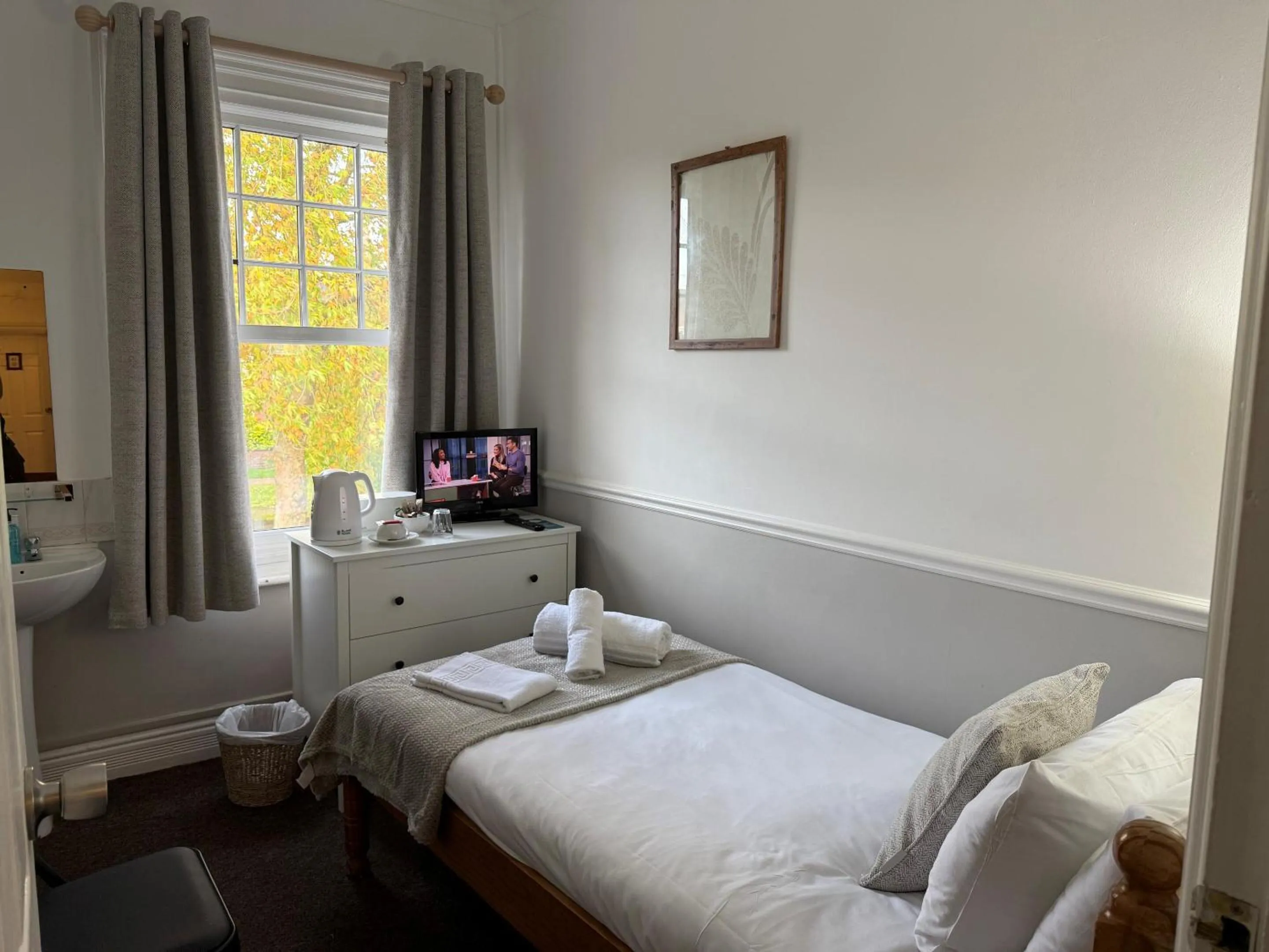 Bedroom, Bed in Central Hotel