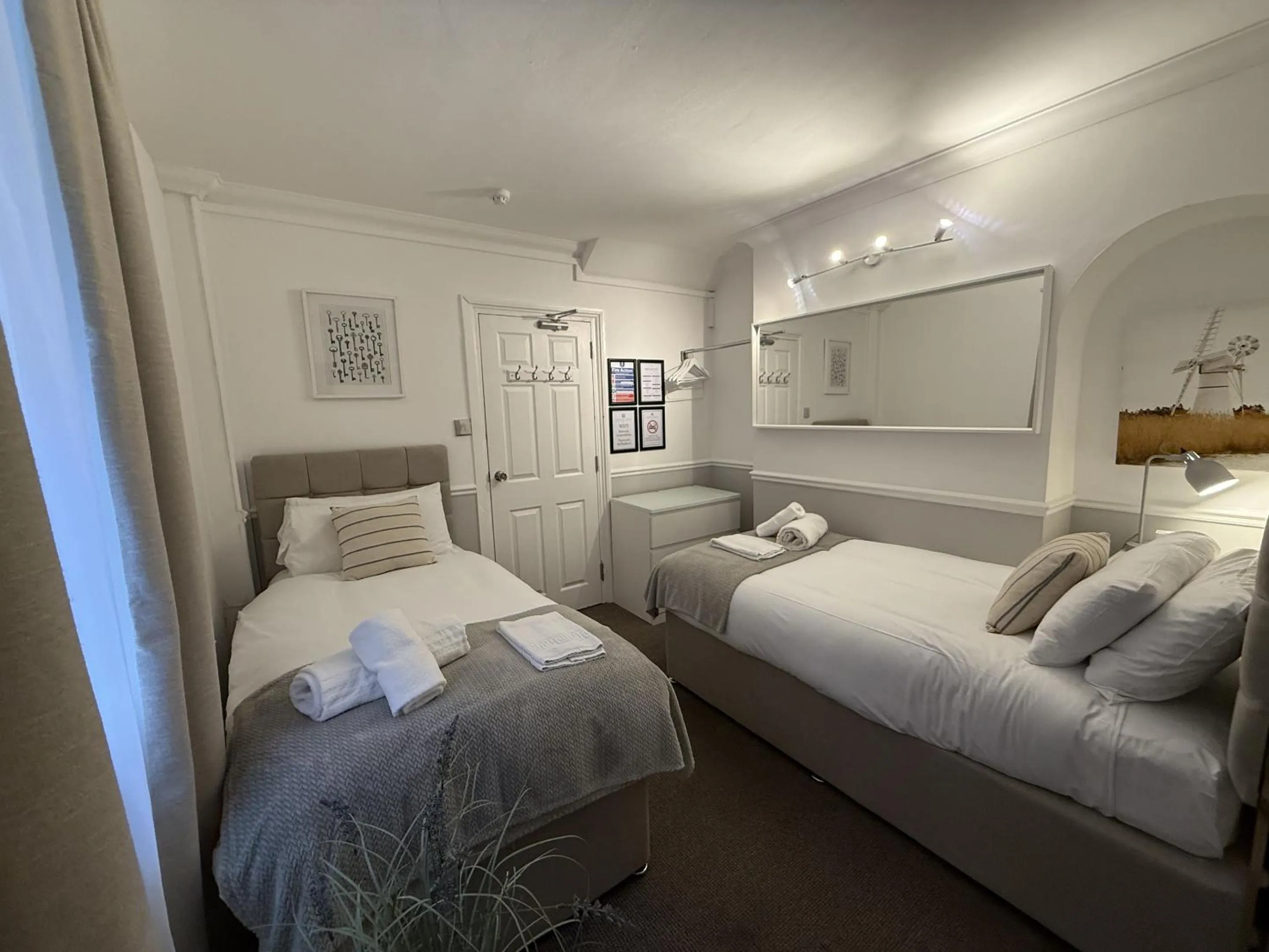 Bedroom, Bed in Central Hotel