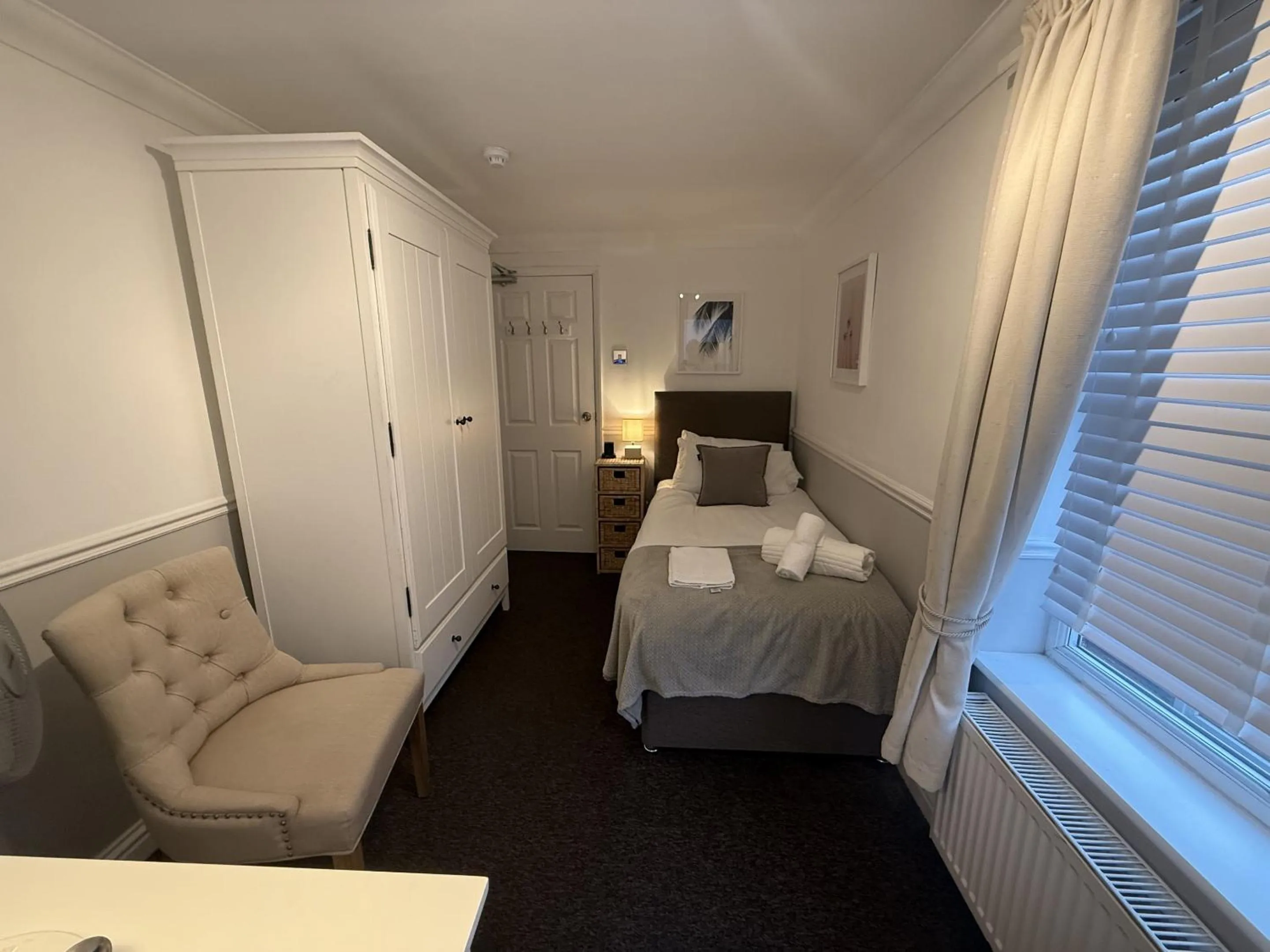 Bedroom, Bed in Central Hotel