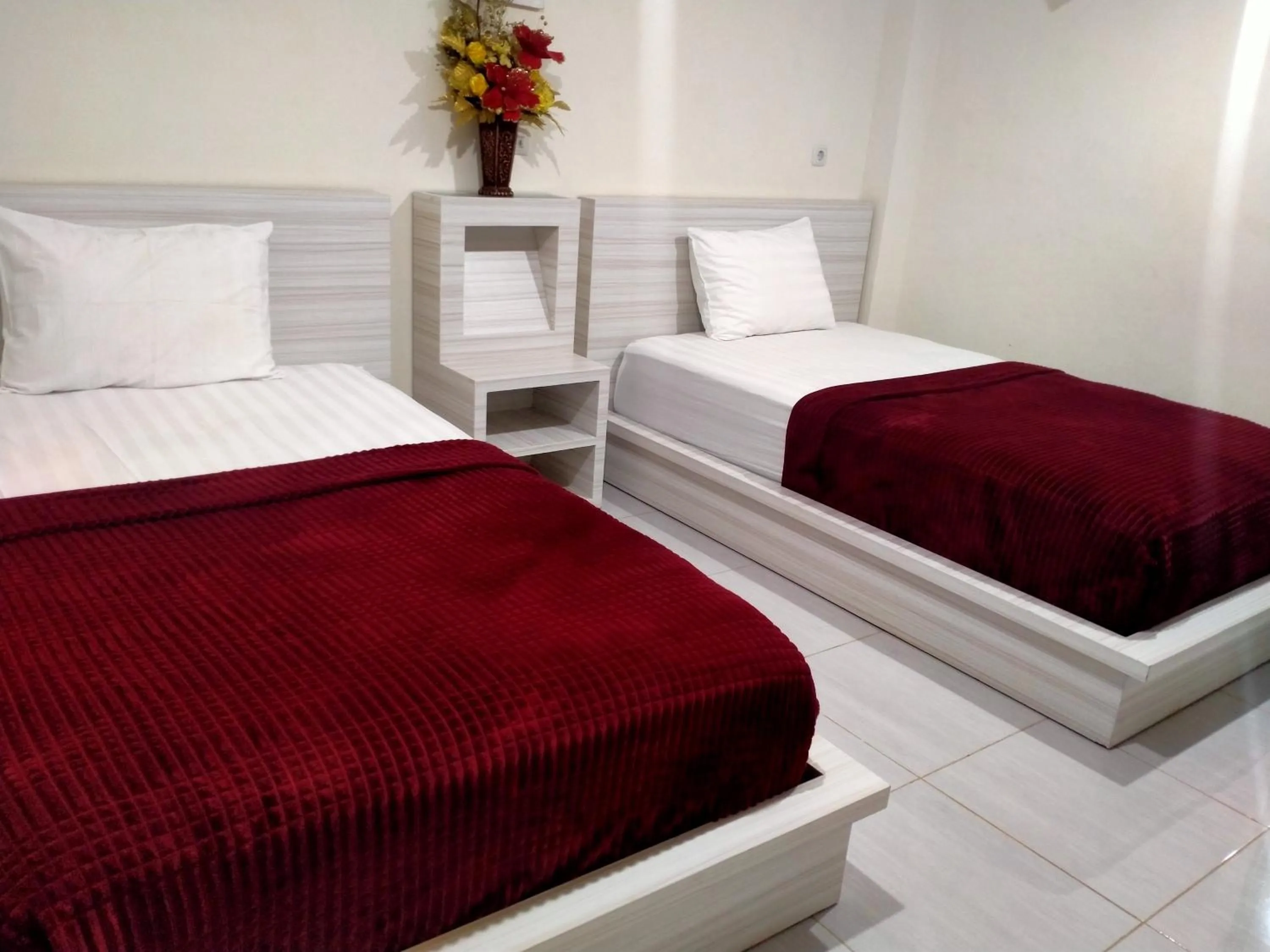 Bed in GRANADA INN PALU