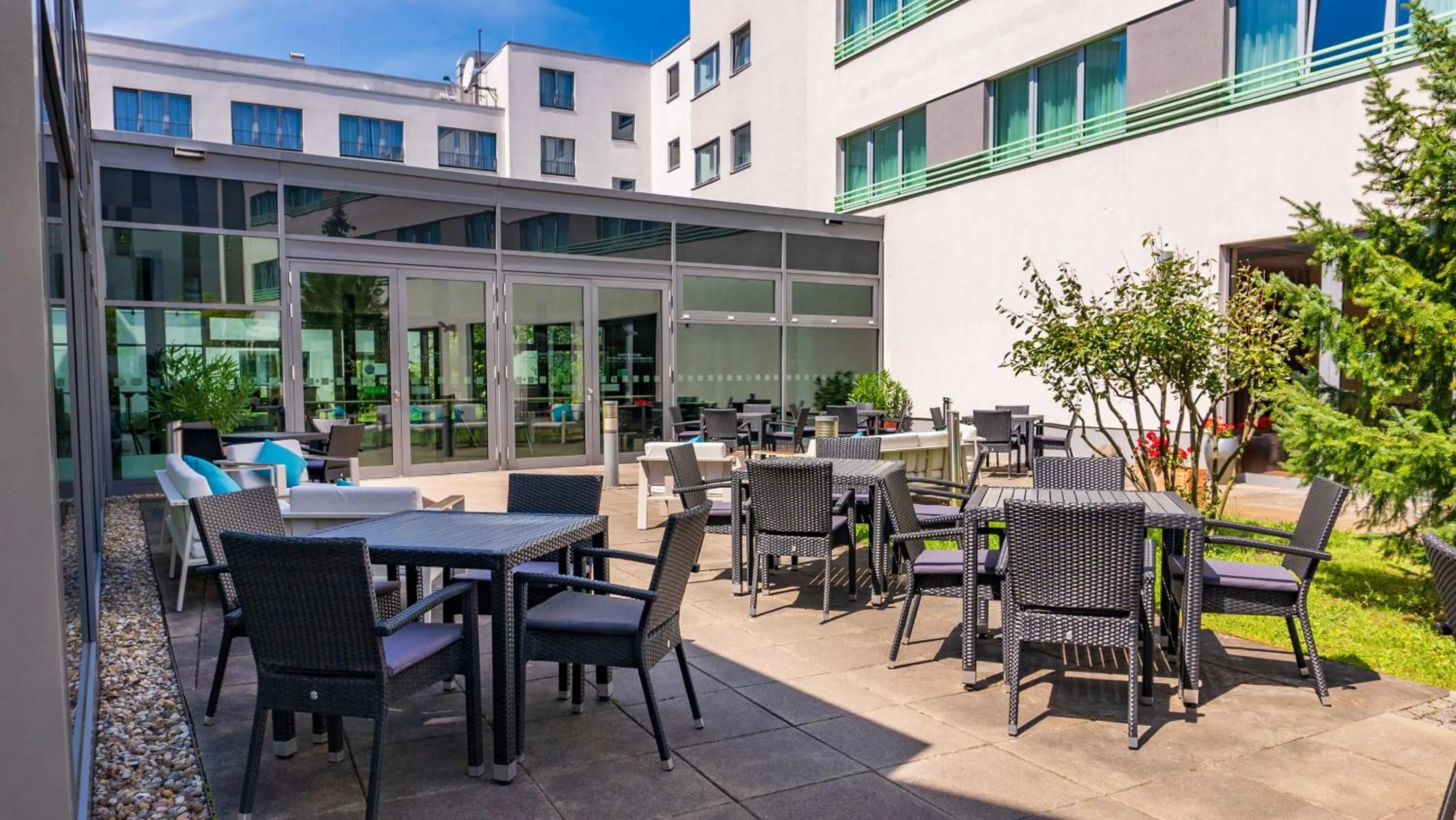 Restaurant/places to eat in Holiday Inn Berlin Airport - Conference Centre by IHG