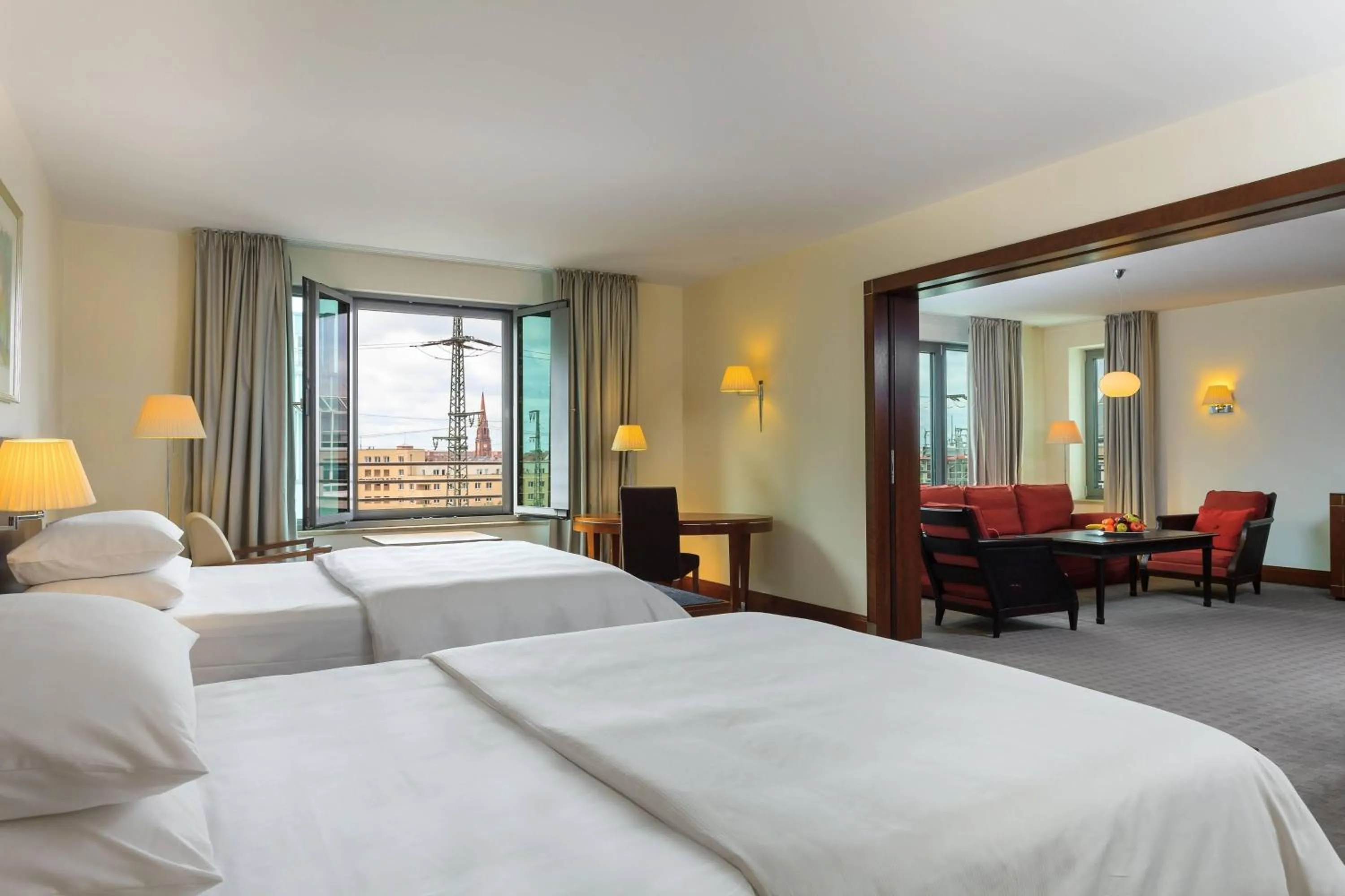 Photo of the whole room, Bed in Sheraton Carlton Nuernberg