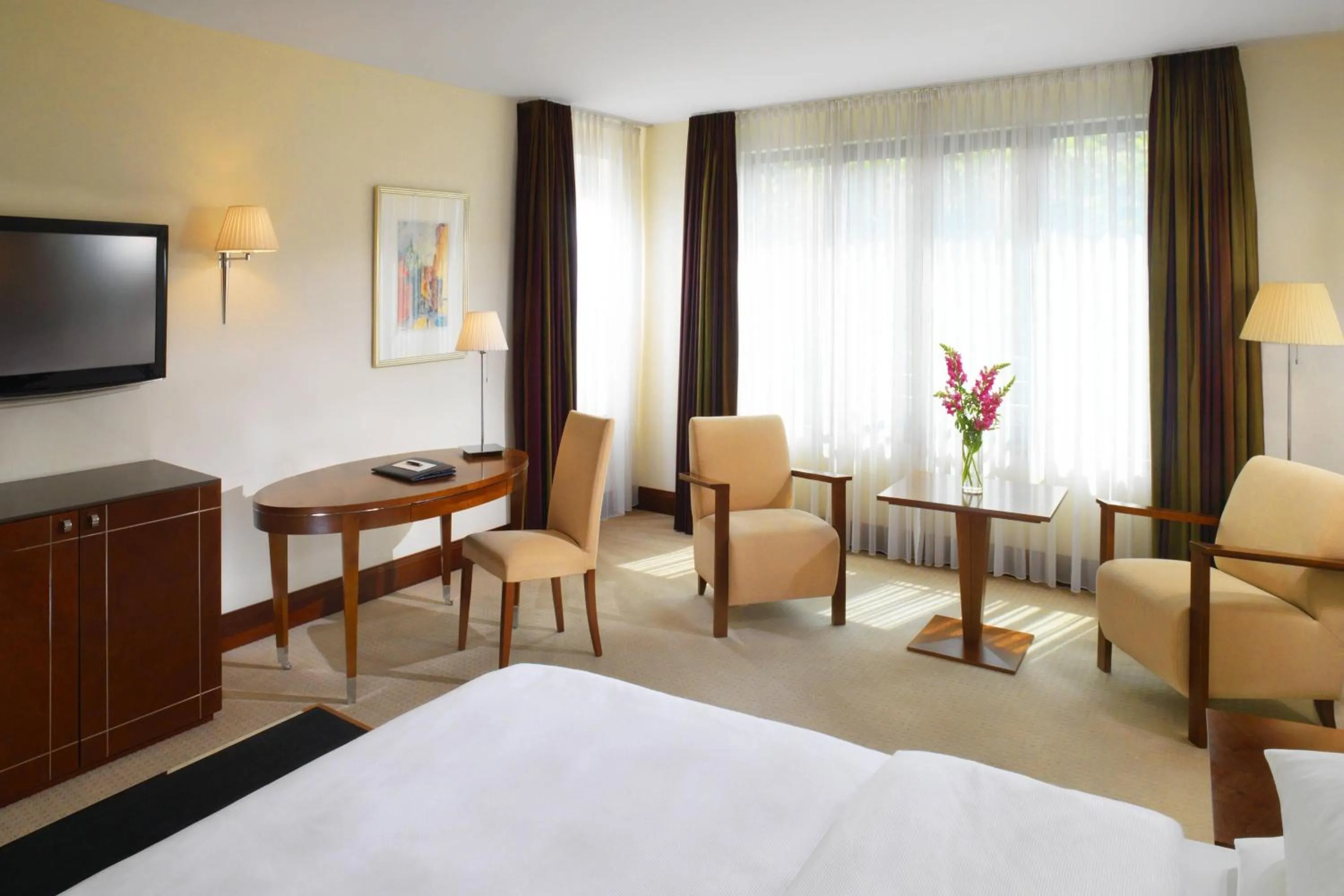 Photo of the whole room, Bed in Sheraton Carlton Nuernberg