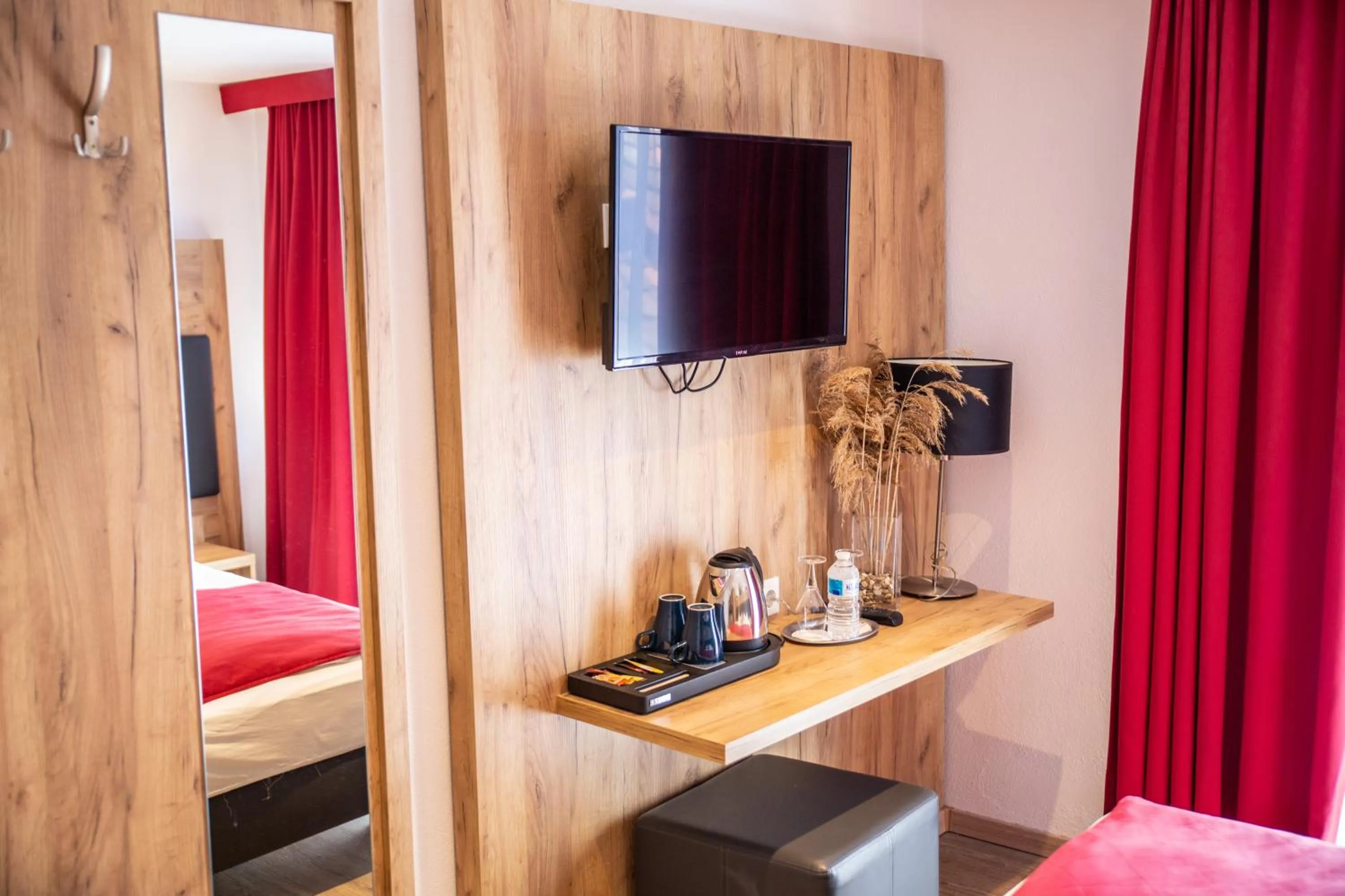 Kitchen or kitchenette, Bed in Hotel Am Siebersturm