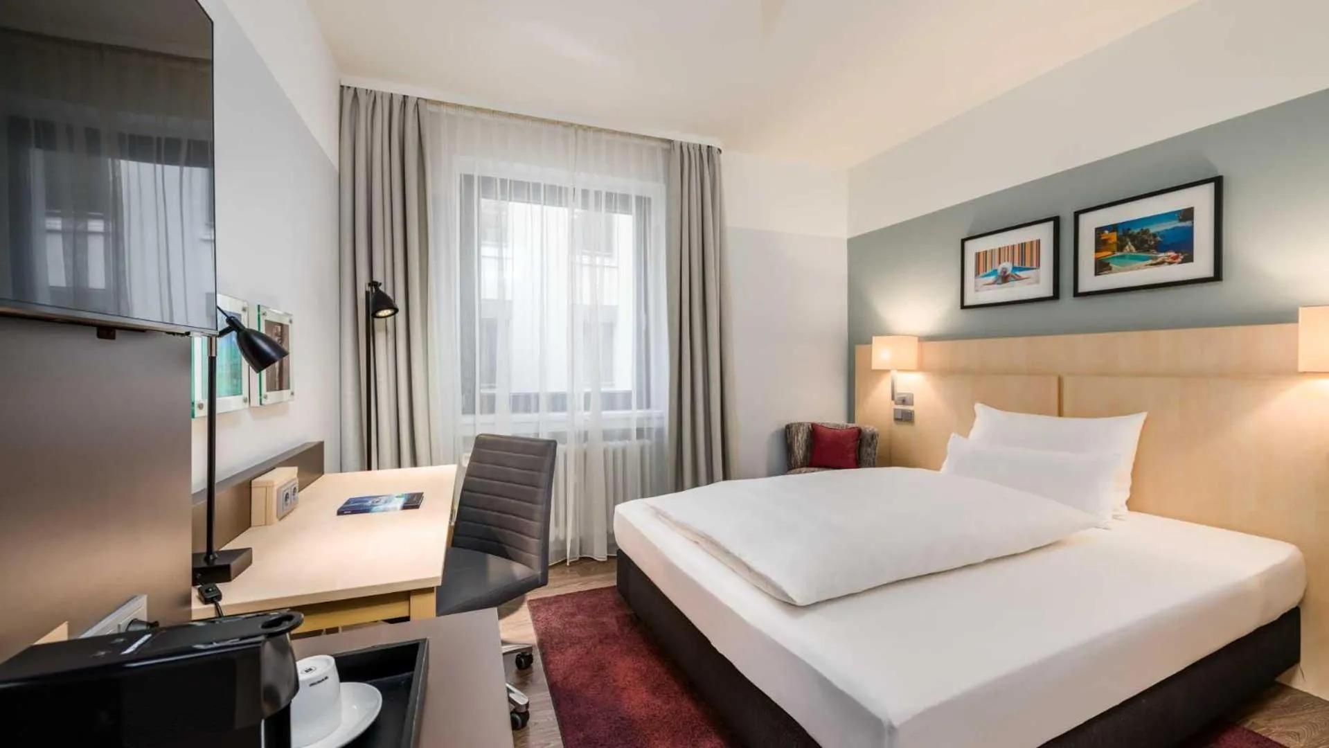 Shower, Bed in Hotel Lyskirchen Köln