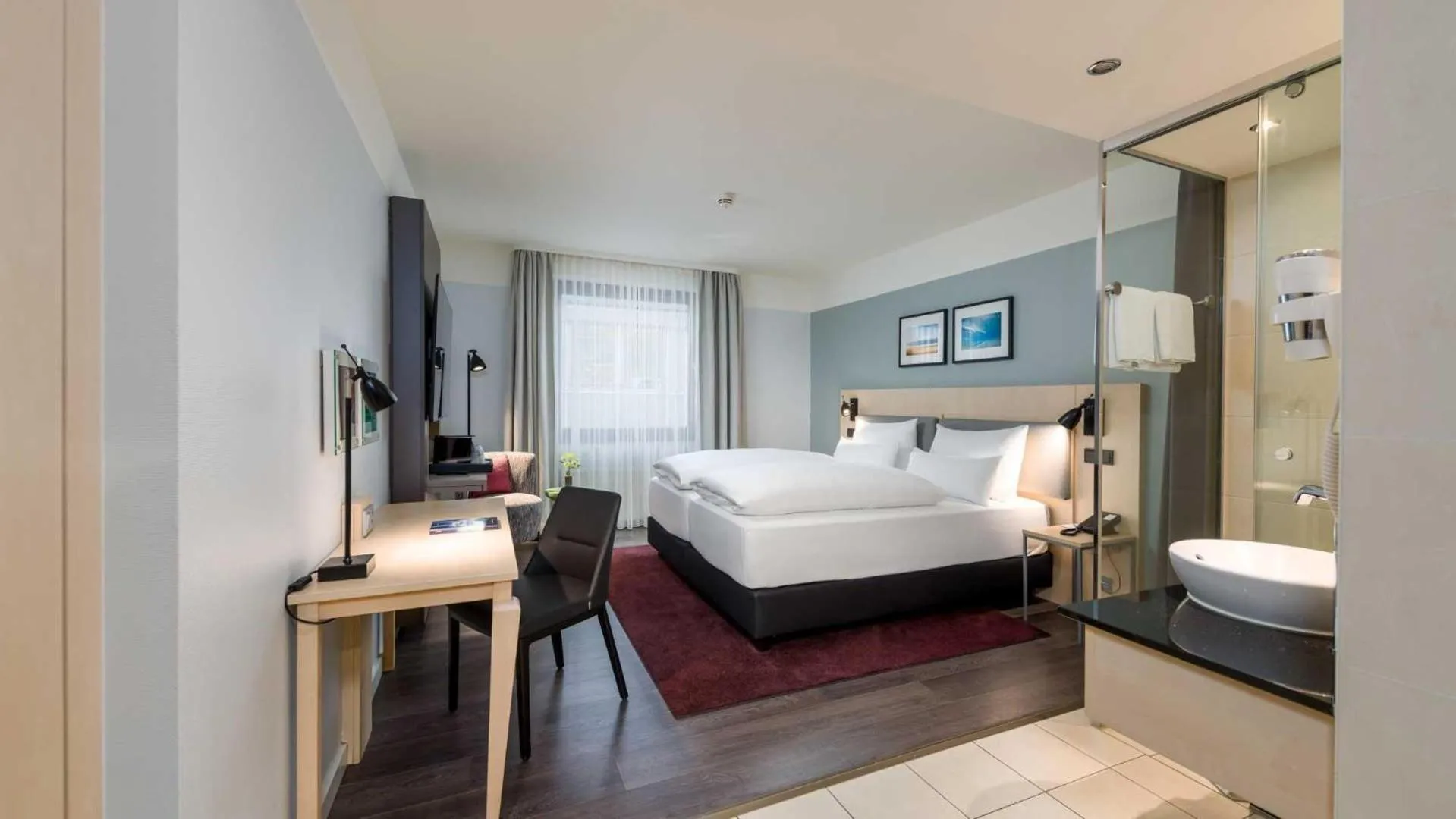 Photo of the whole room, Bed in Hotel Lyskirchen Köln