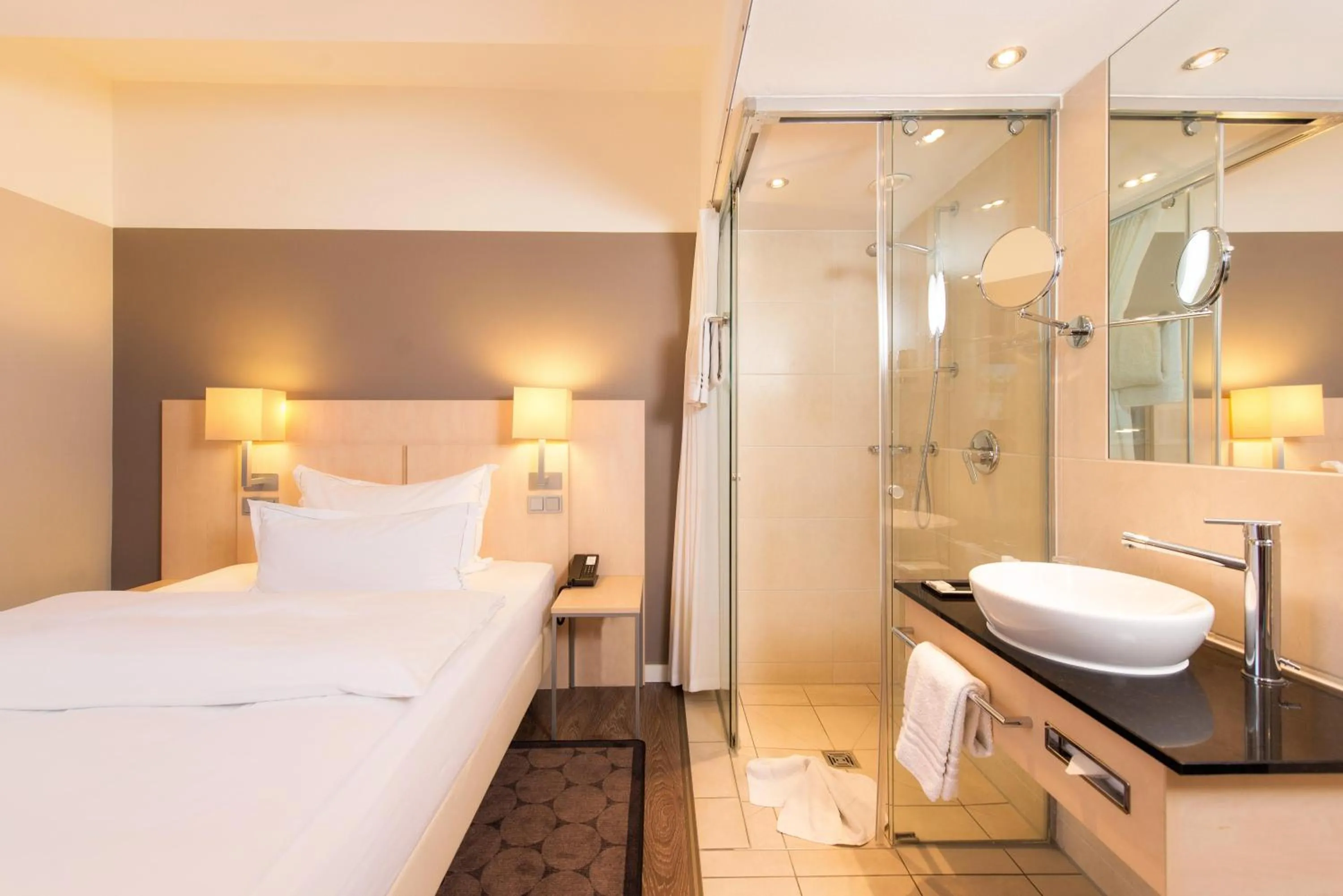 Bathroom, Bed in Hotel Lyskirchen Köln