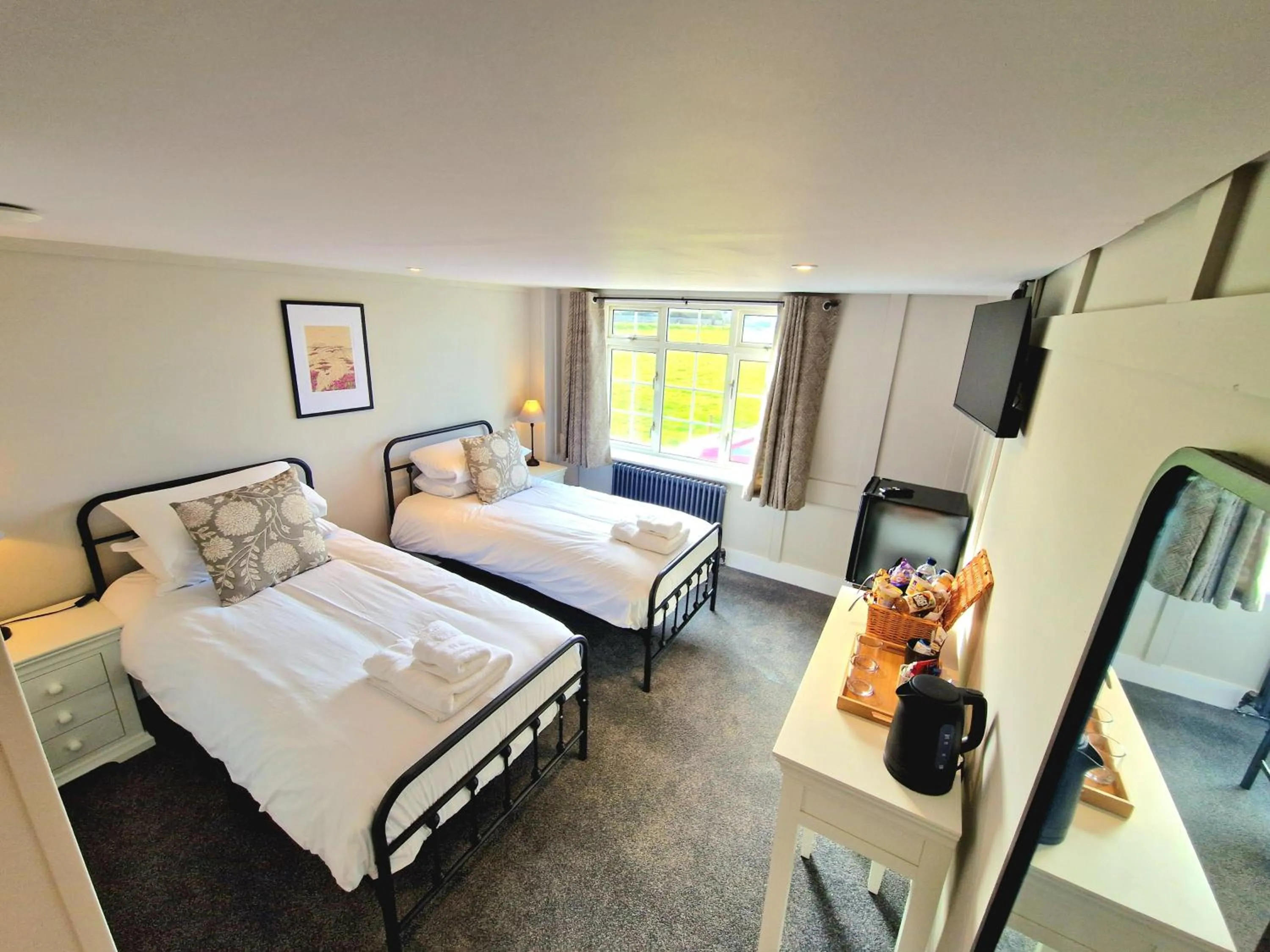 Photo of the whole room, Bed in The Dormy House Hotel