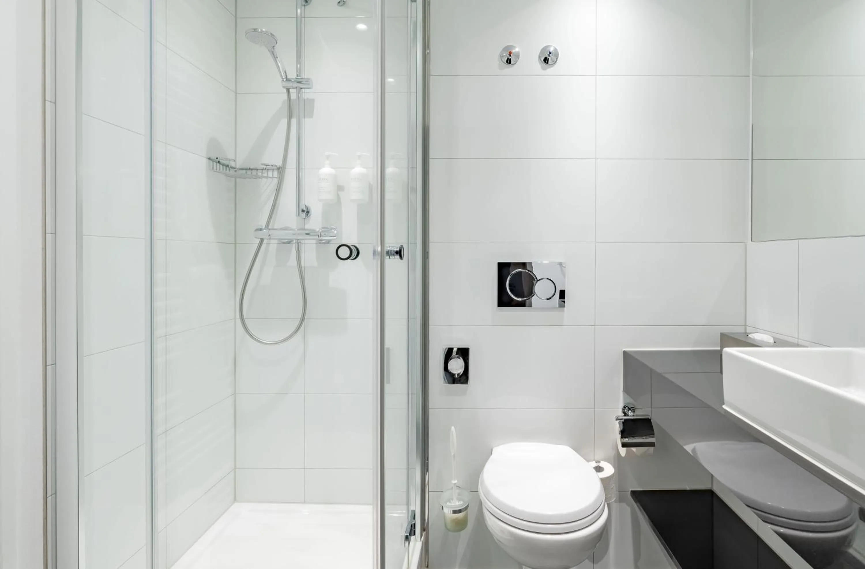 Shower in Spark by Hilton Wuppertal City Centre