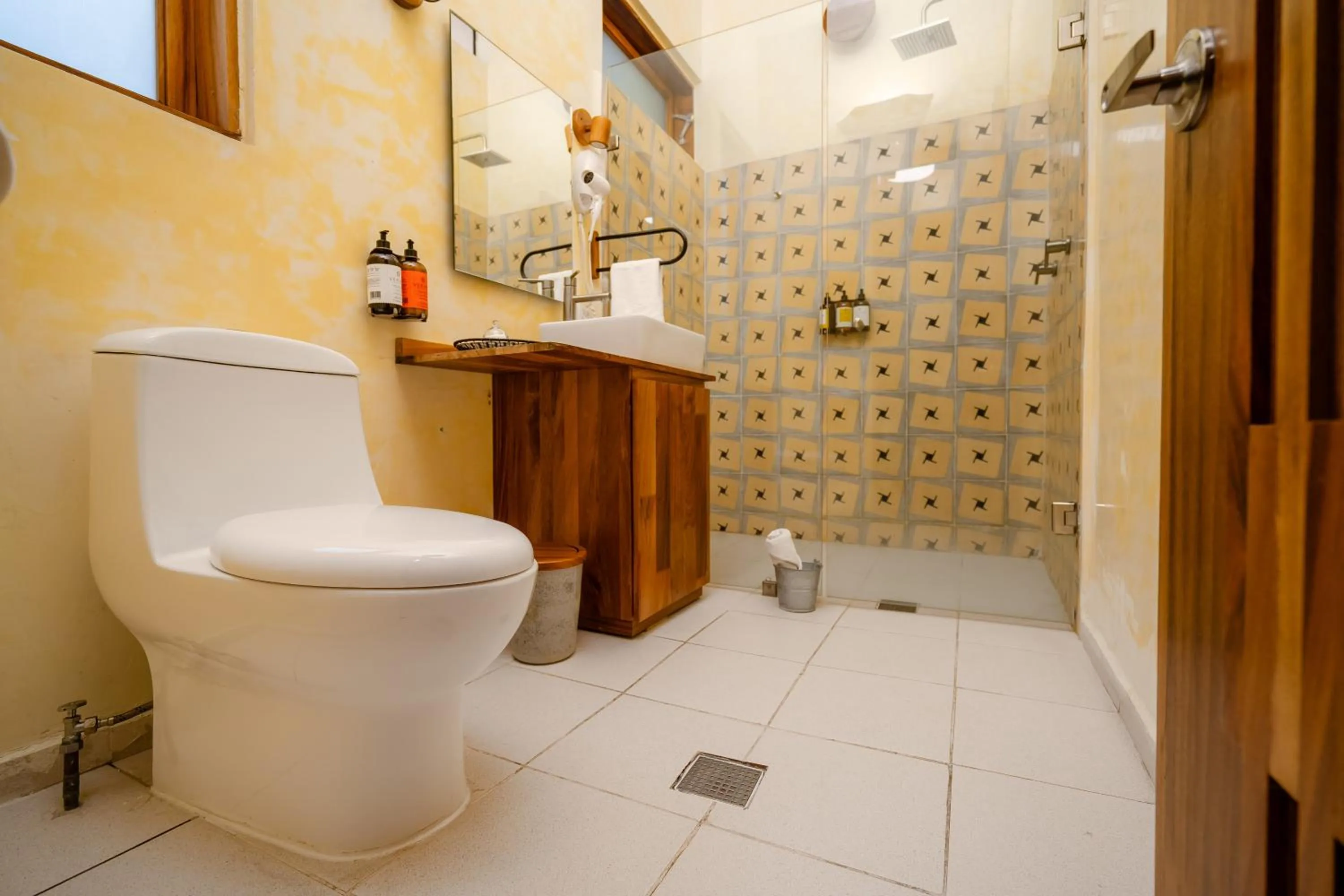 Toilet in Hotel Casa de Arte Oaxaca