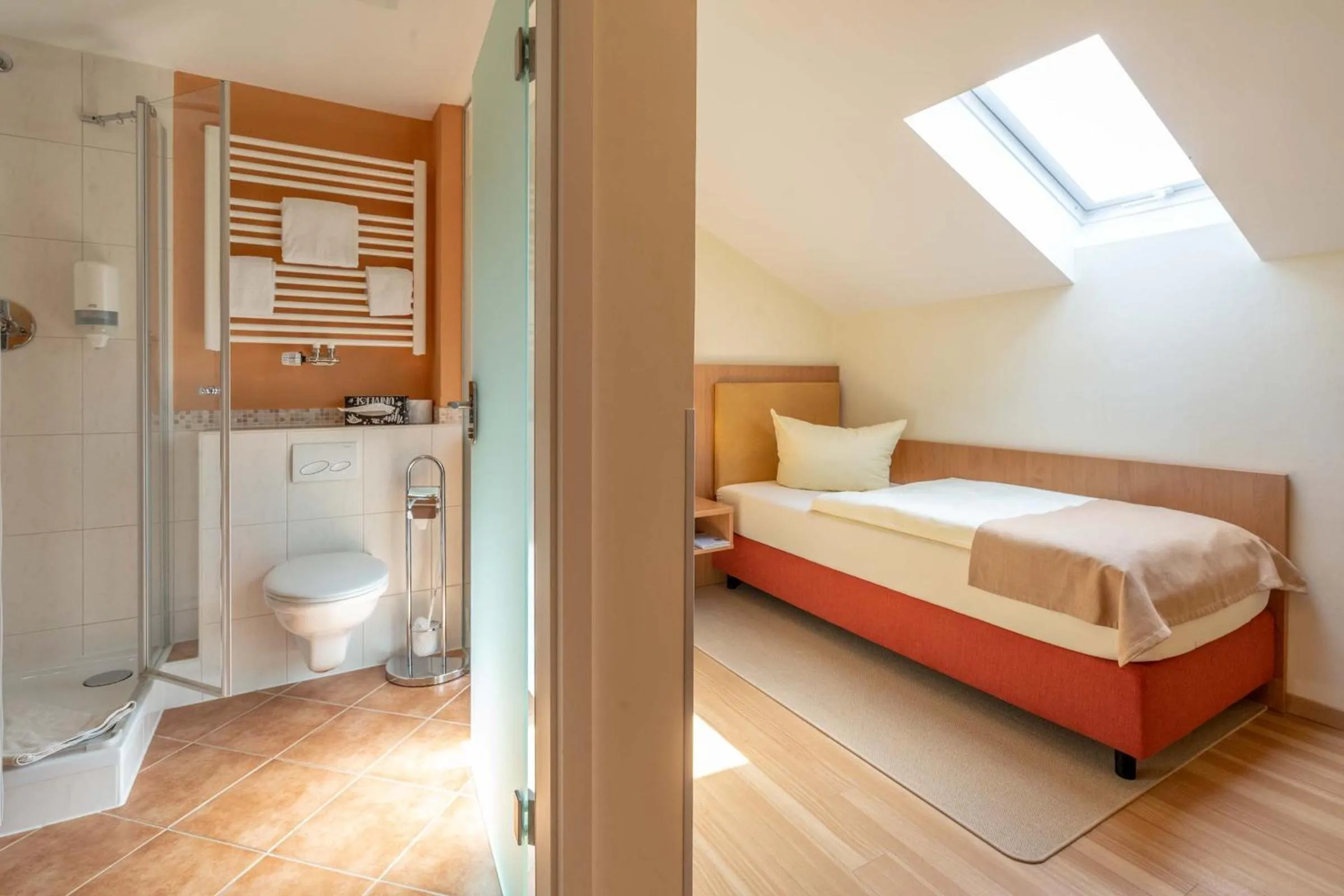 Bathroom, Bed in Hotel Garni Brunnthaler