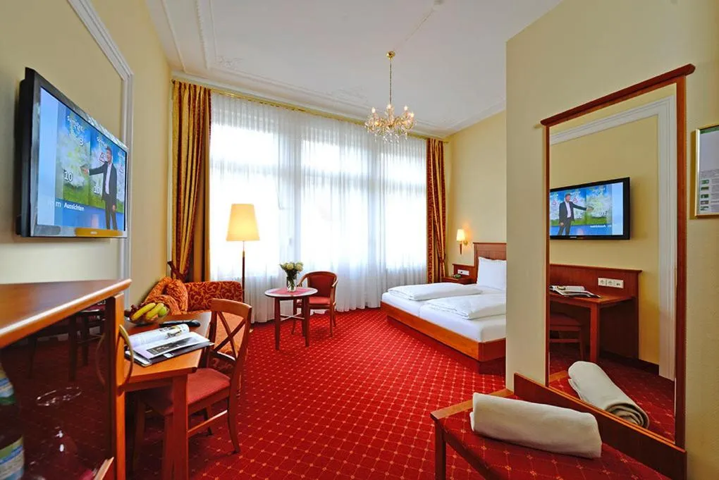 Photo of the whole room, Bed in Hotel Schweizer Hof - Superior