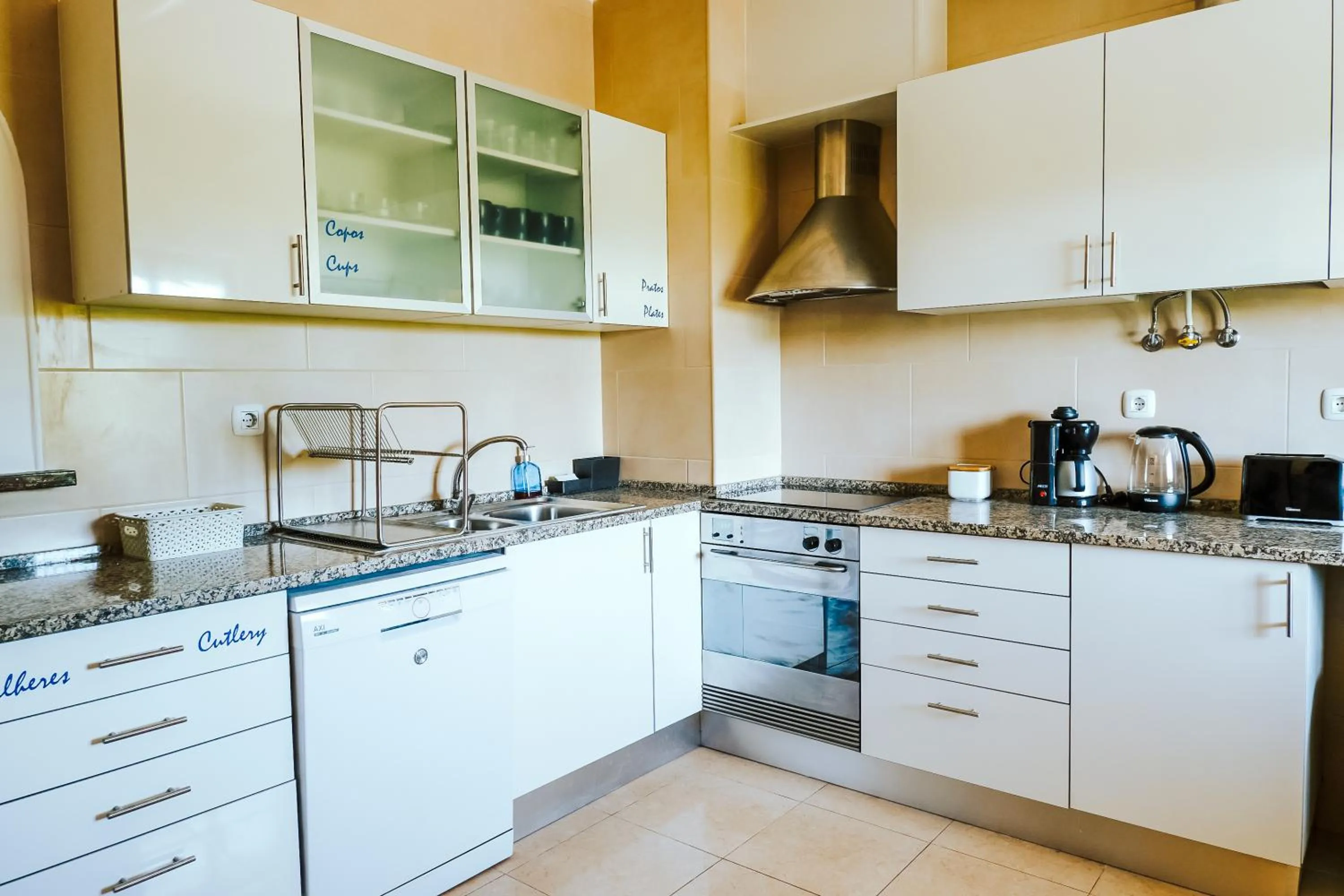 Communal kitchen in Help Yourself Hostels - Restelo