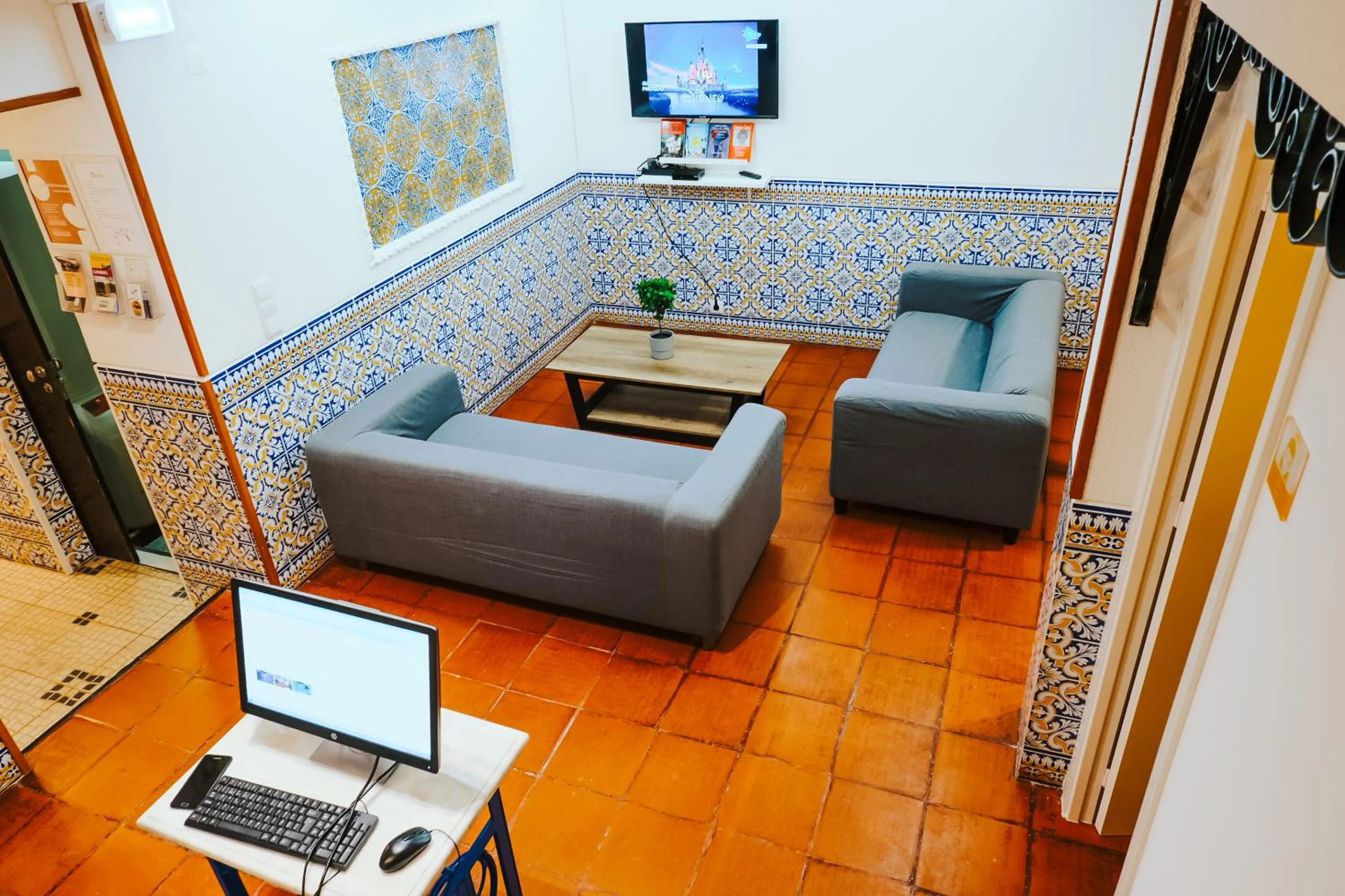 Communal lounge/ TV room in Help Yourself Hostels - Restelo