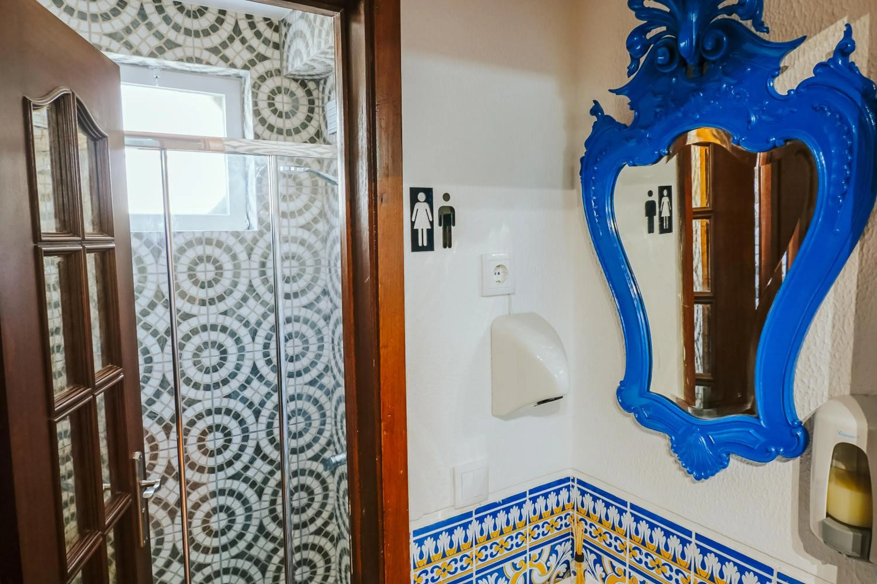 Shower in Help Yourself Hostels - Restelo