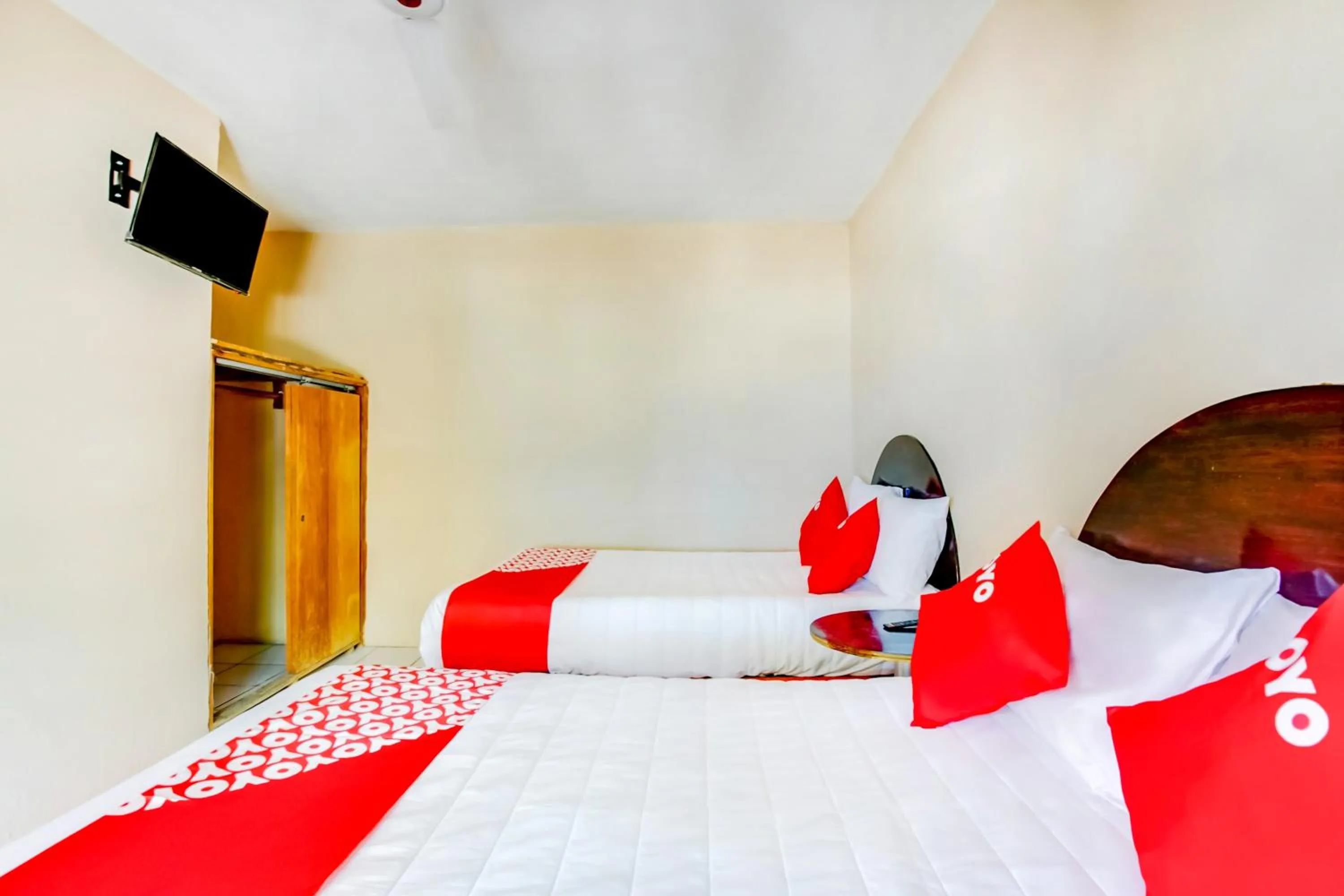 Bedroom, Bed in OYO Hotel Margarita