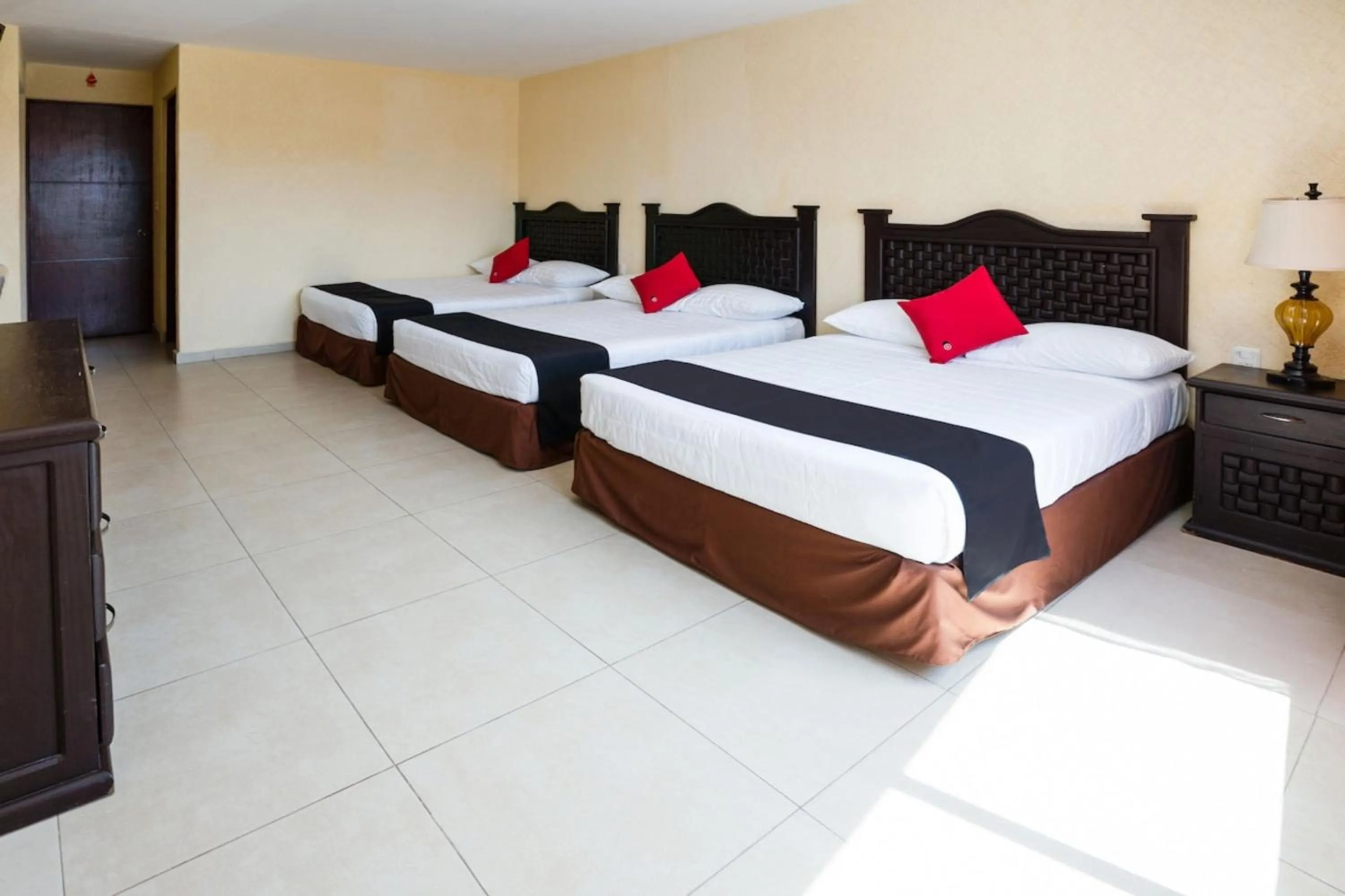 Bedroom, Bed in Capital O Hotel Los Caracoles, Acapulco