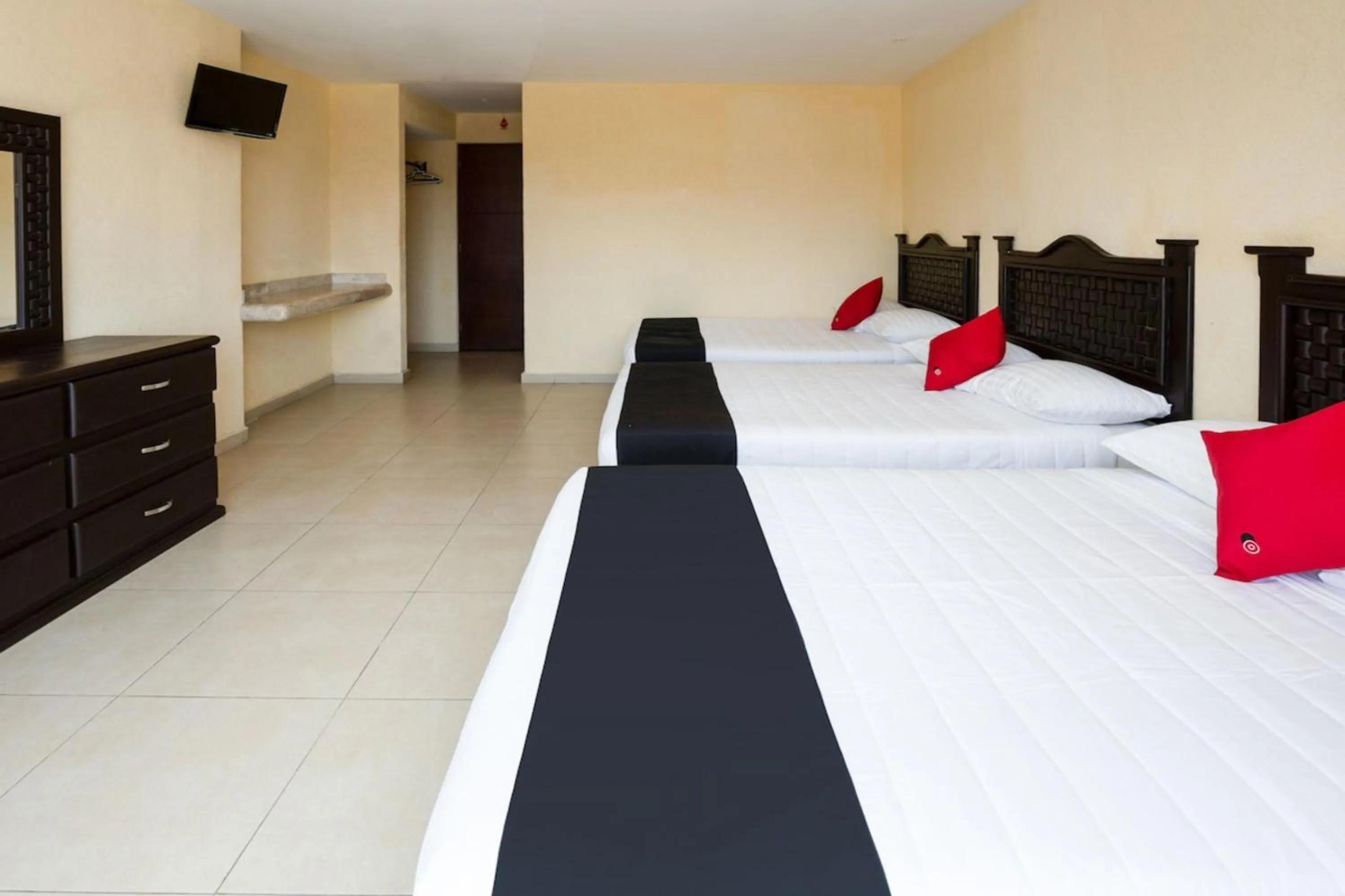 Bedroom, Bed in Capital O Hotel Los Caracoles, Acapulco