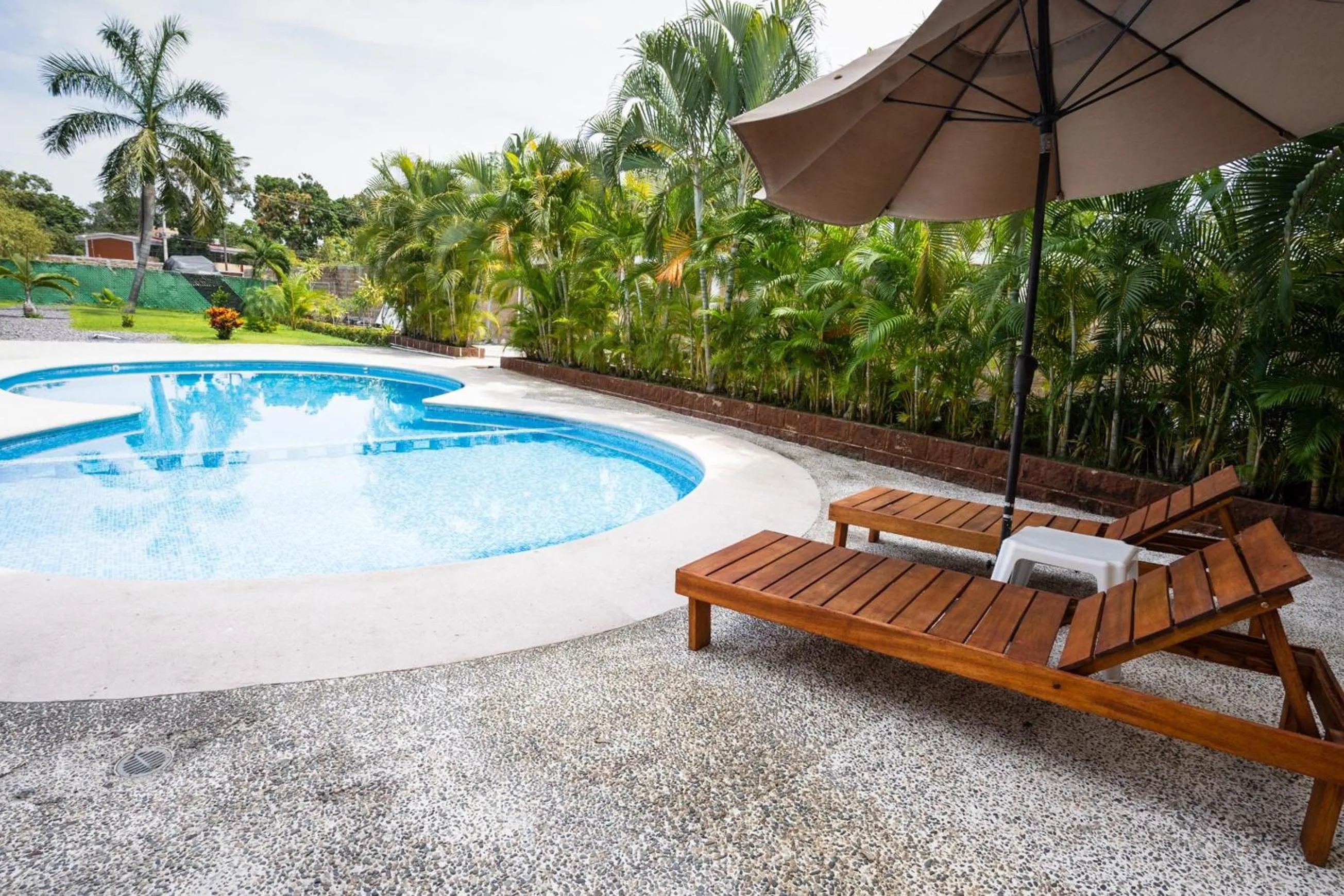 Swimming pool in Capital O Hotel Los Caracoles, Acapulco