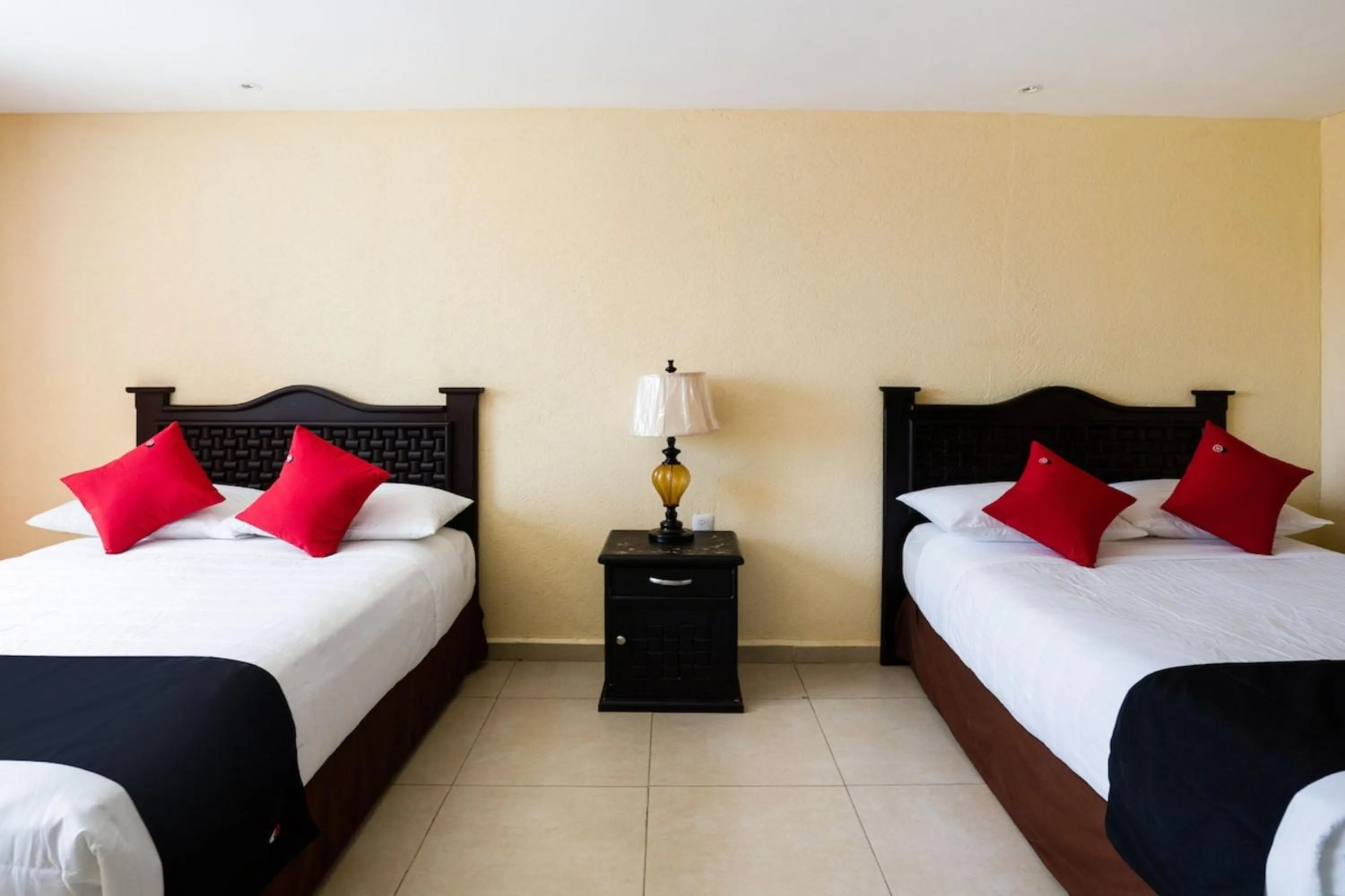 Bedroom, Bed in Capital O Hotel Los Caracoles, Acapulco