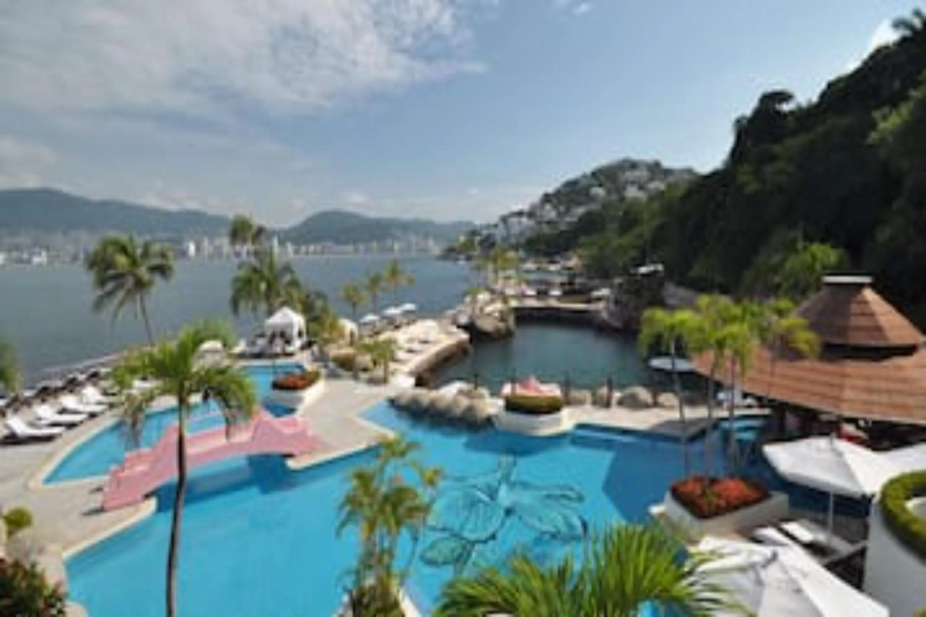 Swimming pool in Capital O Hotel Los Caracoles, Acapulco