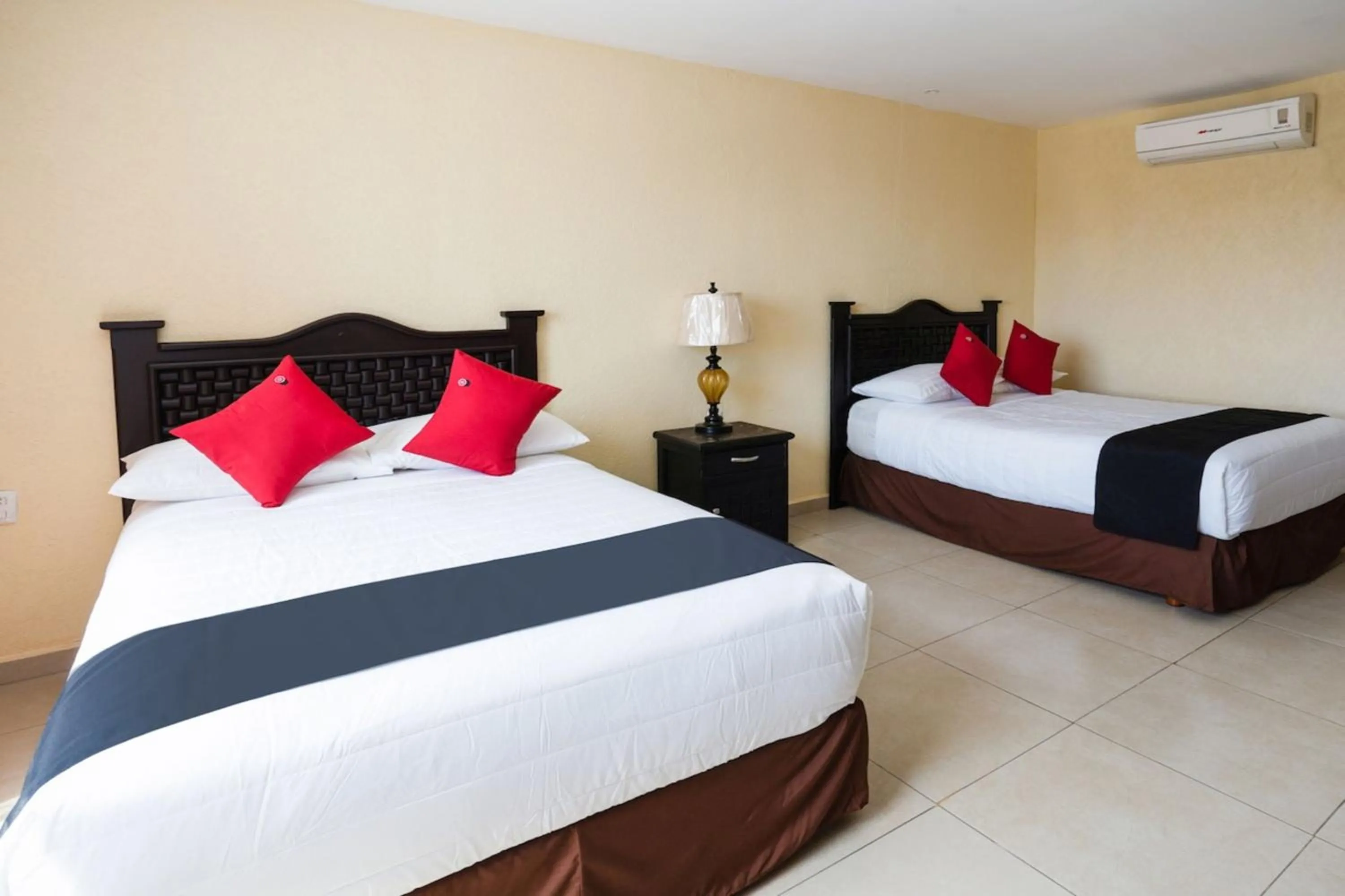 Bedroom, Bed in Capital O Hotel Los Caracoles, Acapulco