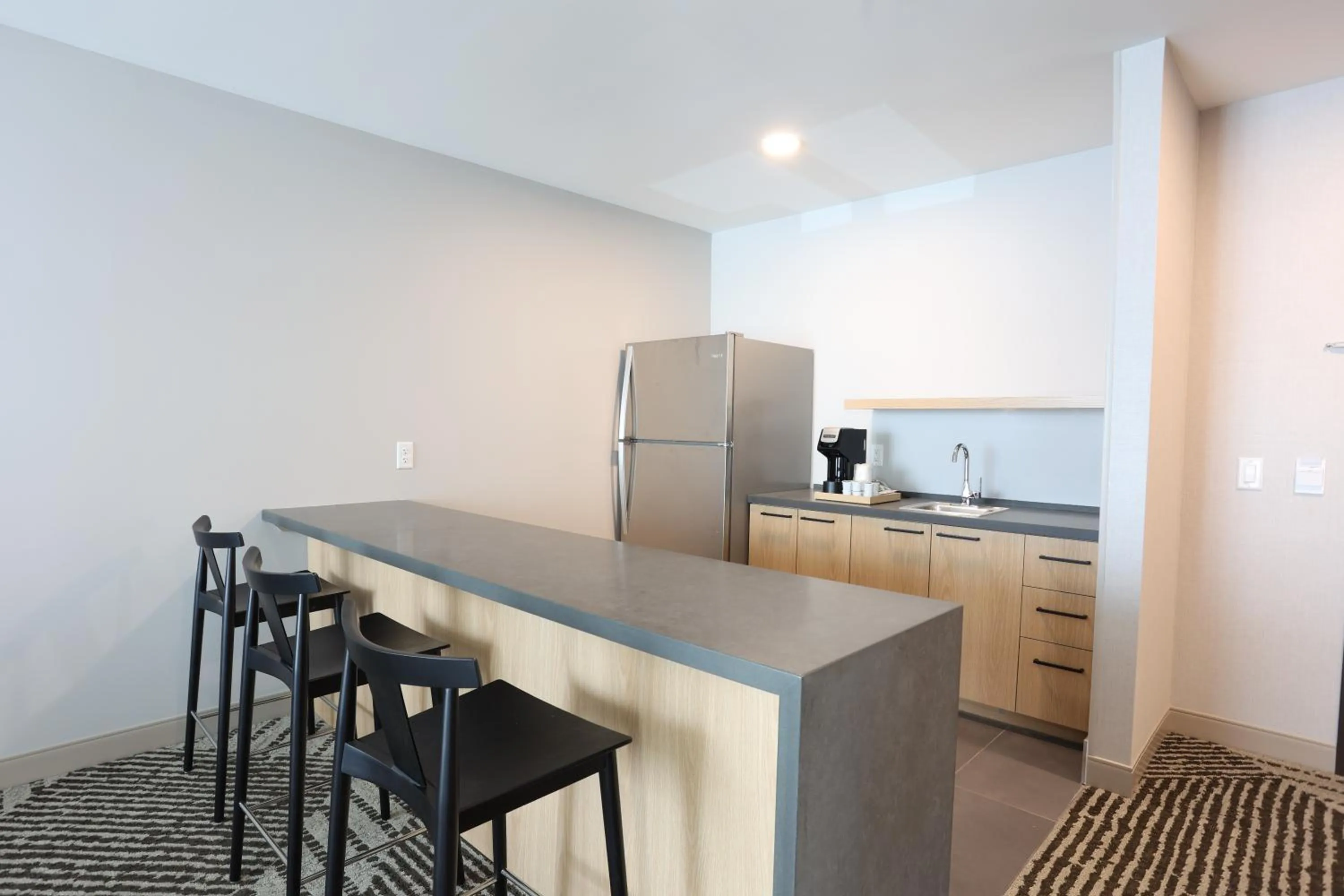 Kitchen or kitchenette in Cedartree Hotel Portland Hillsboro