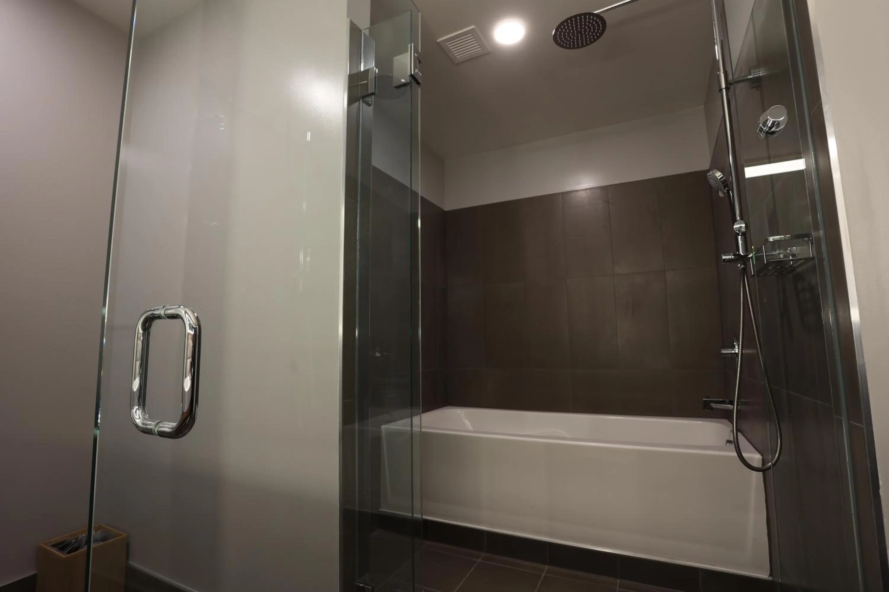 Shower in Cedartree Hotel Portland Hillsboro