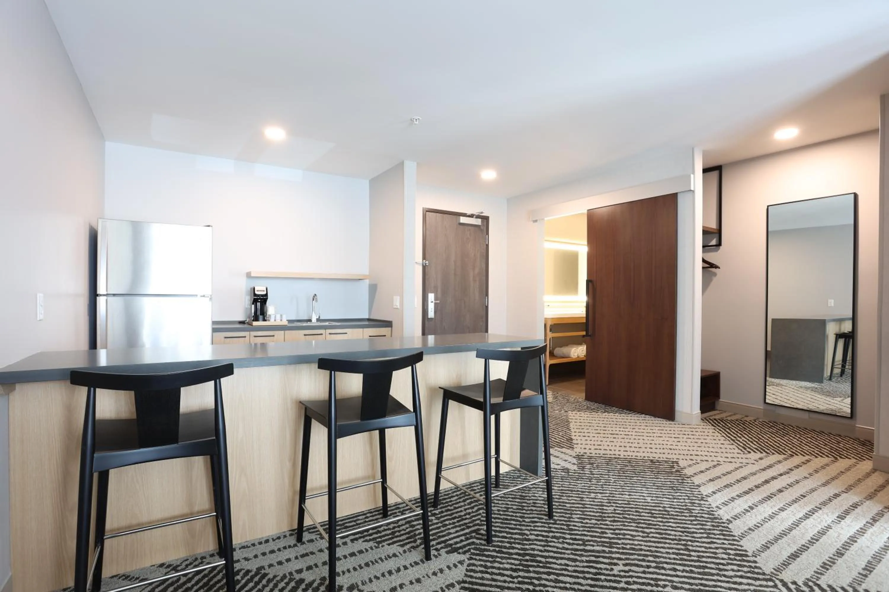 Kitchen or kitchenette in Cedartree Hotel Portland Hillsboro