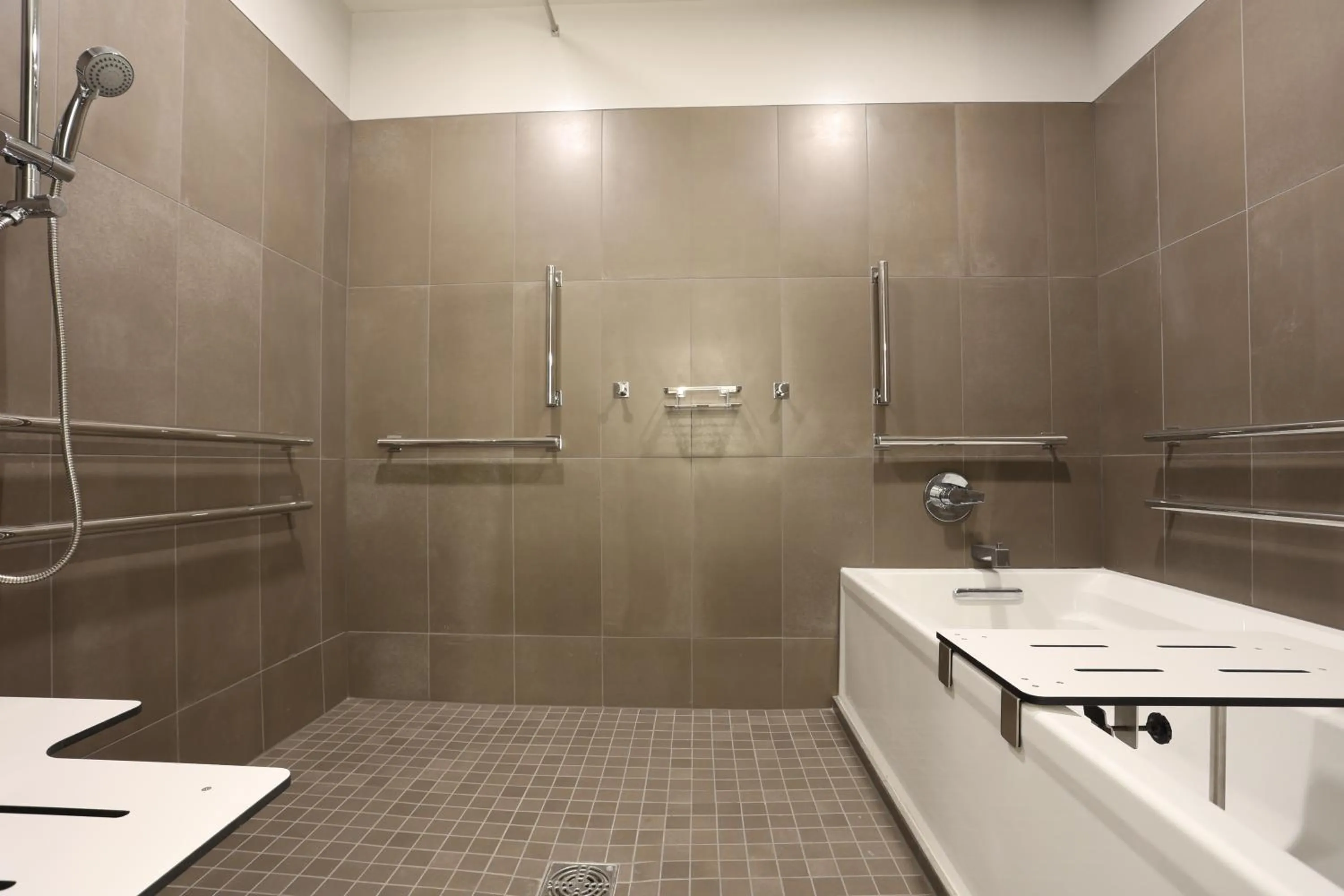 Shower in Cedartree Hotel Portland Hillsboro