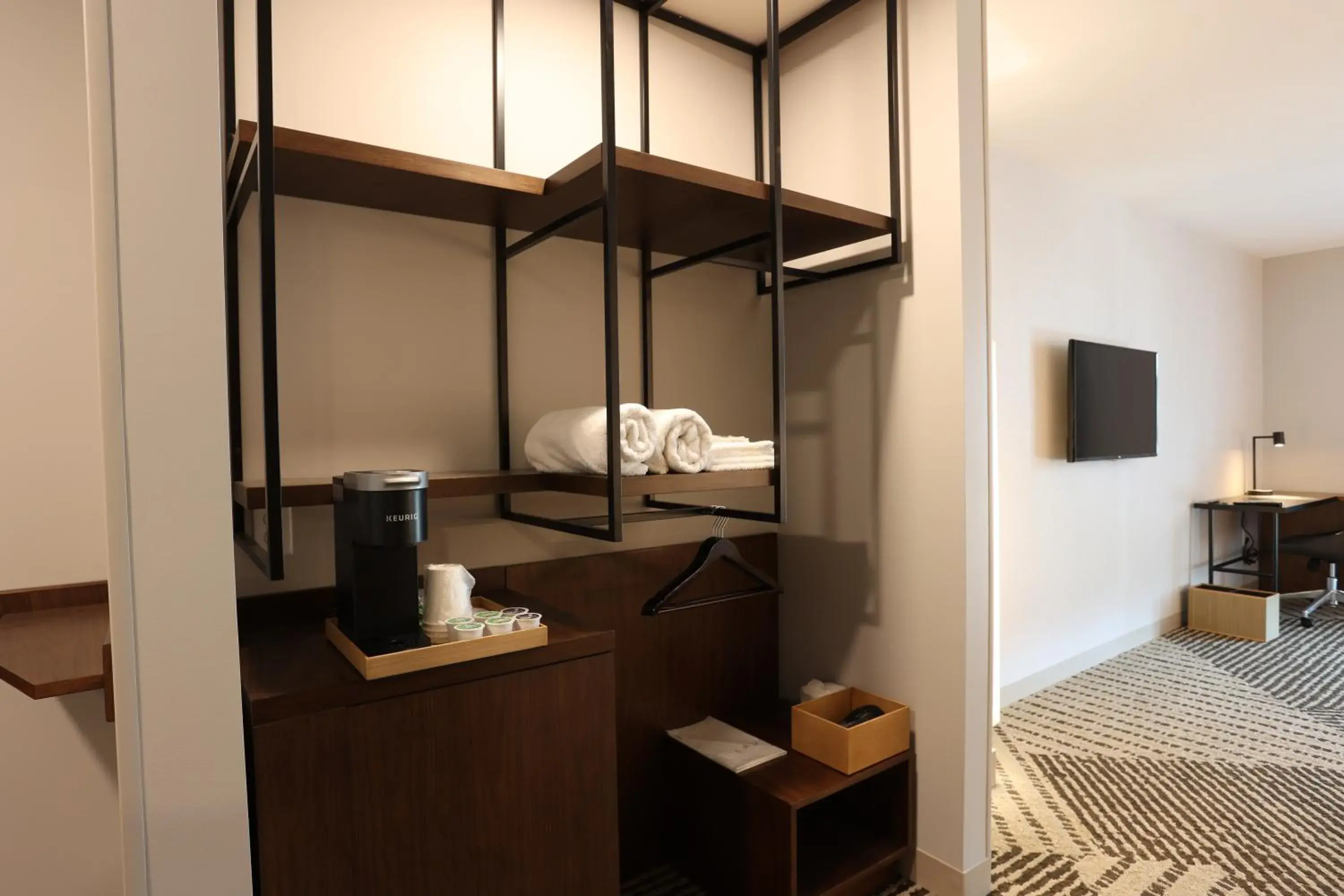 Standard King Room - Accessible in Cedartree Hotel Portland Hillsboro Standard King Room - Accessible in Cedartree Hotel Portland Hillsboro