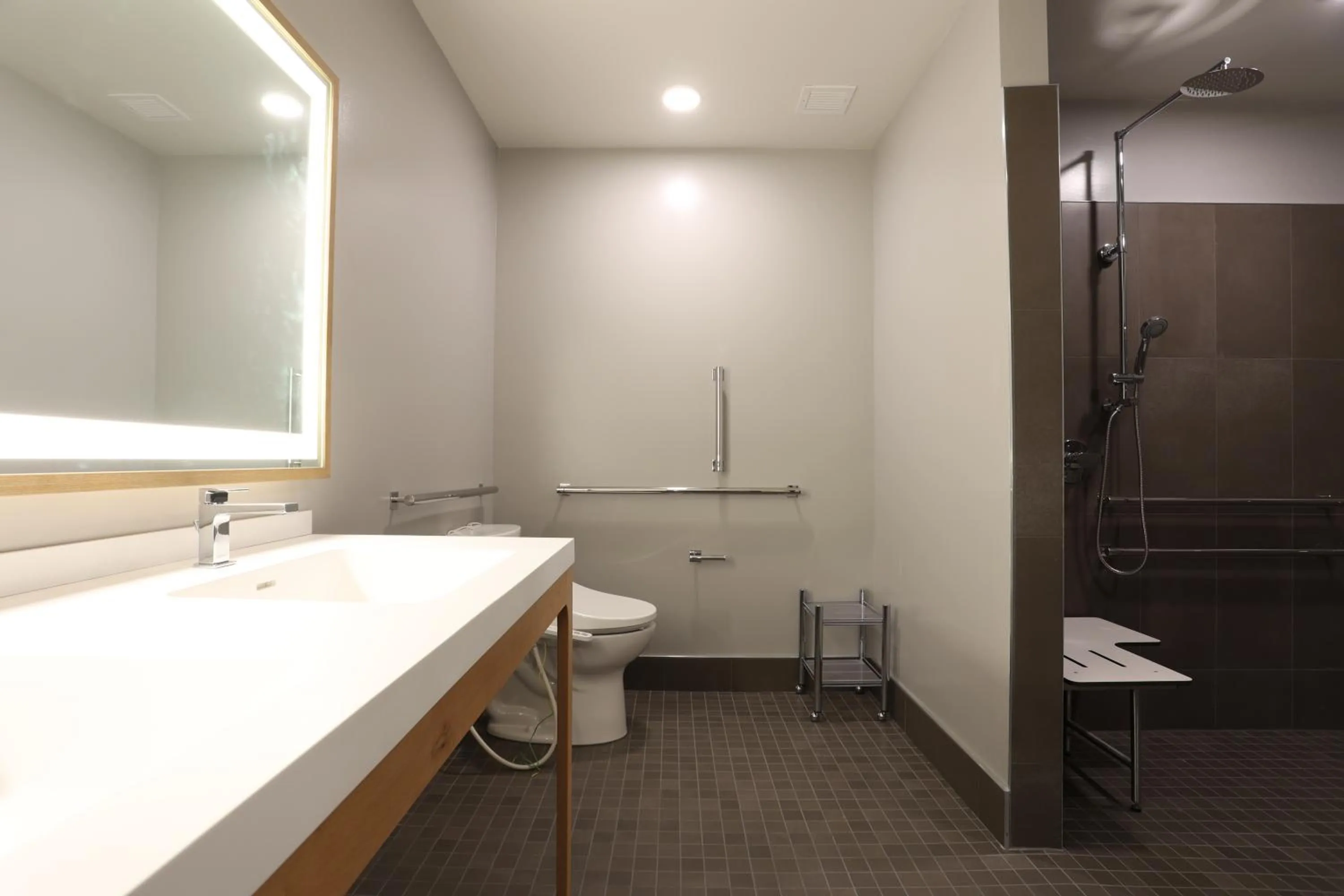 Bathroom in Cedartree Hotel Portland Hillsboro