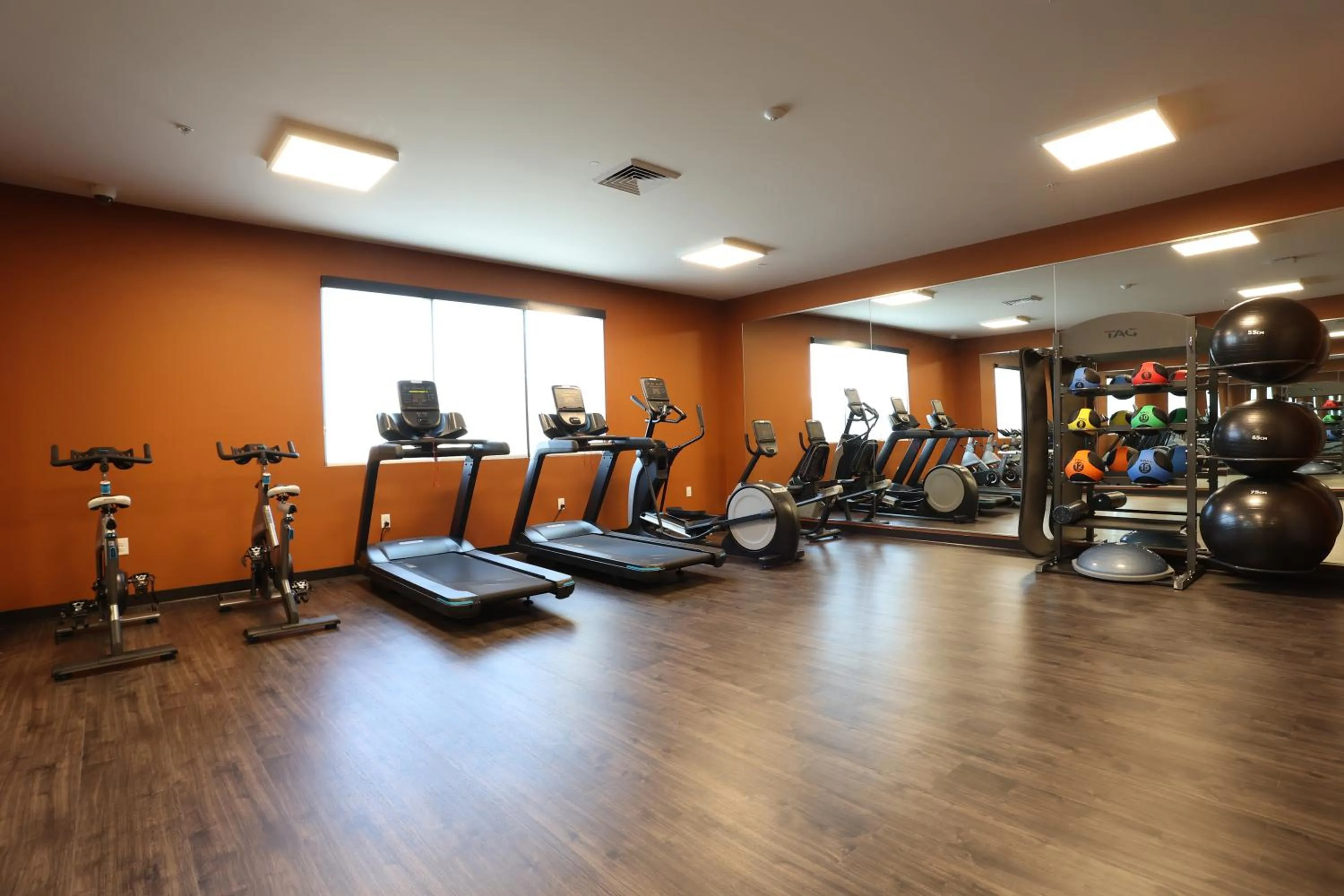 Fitness centre/facilities in Cedartree Hotel Portland Hillsboro