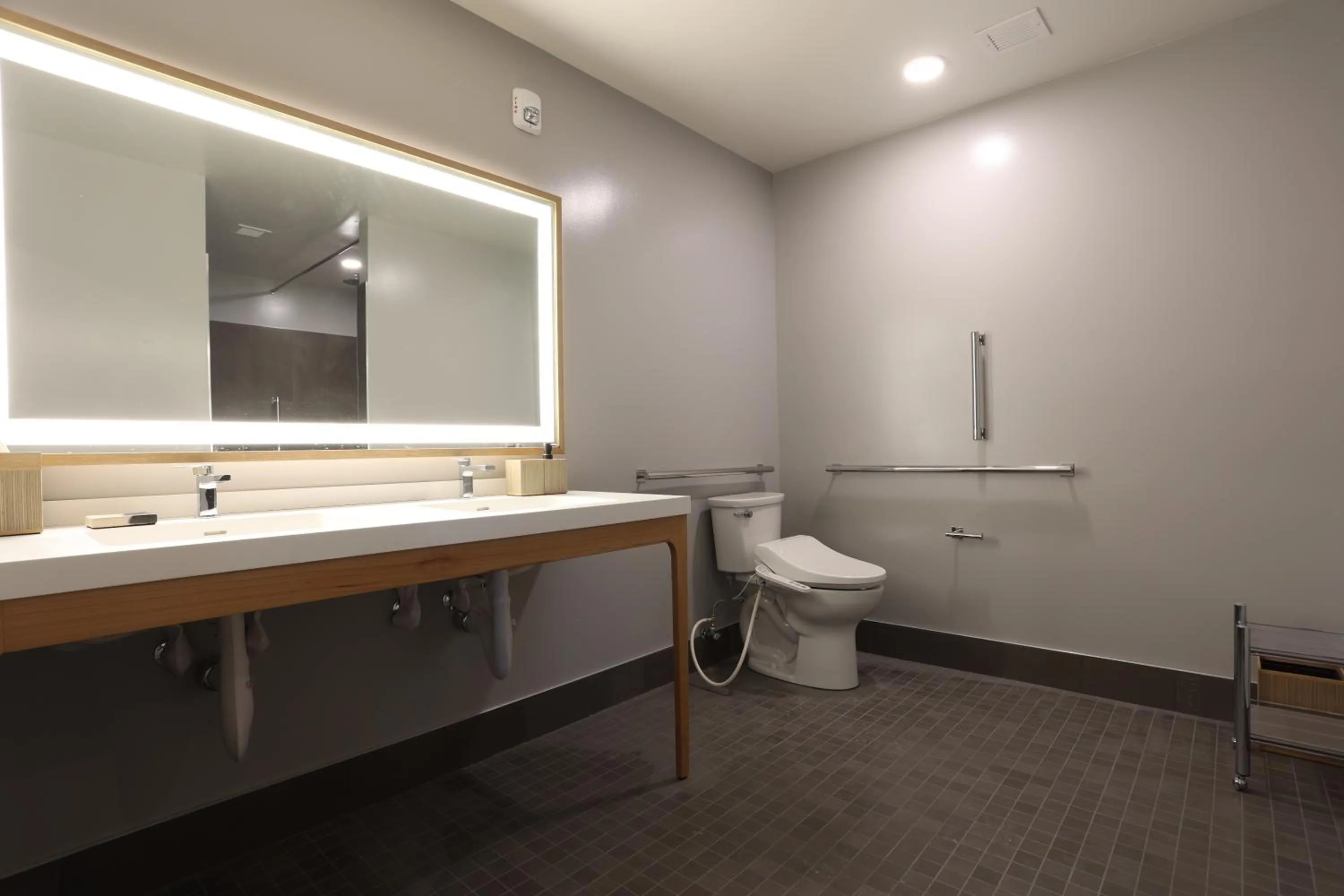 Bathroom in Cedartree Hotel Portland Hillsboro